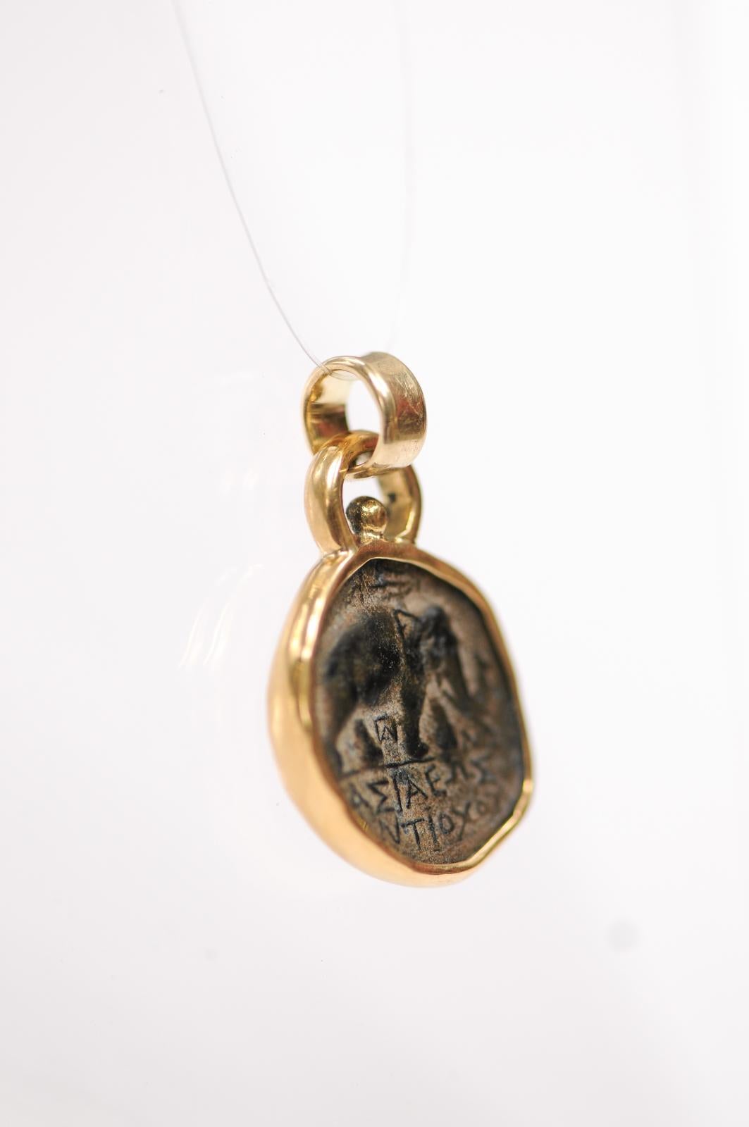 Pendentif en bronze et or 18k représentant une pièce de monnaie de l'époque ptolémaïque en vente 2