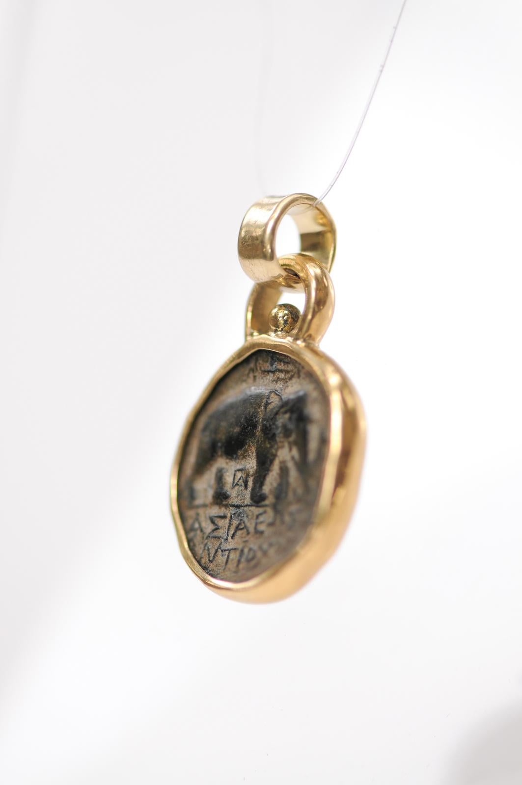 Pendentif en bronze et or 18k représentant une pièce de monnaie de l'époque ptolémaïque en vente 3