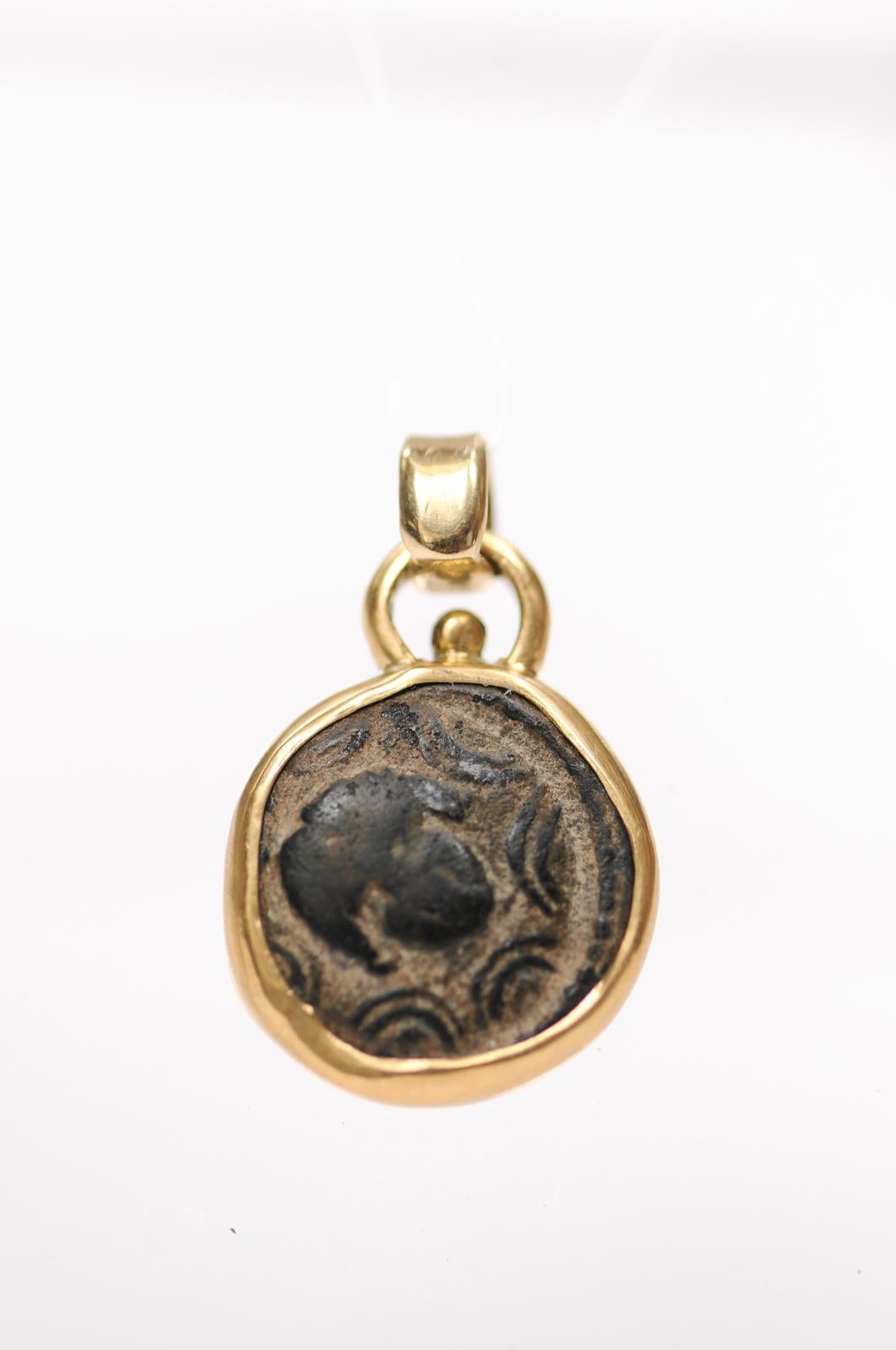 Pendentif en bronze et or 18k représentant une pièce de monnaie de l'époque ptolémaïque en vente 4