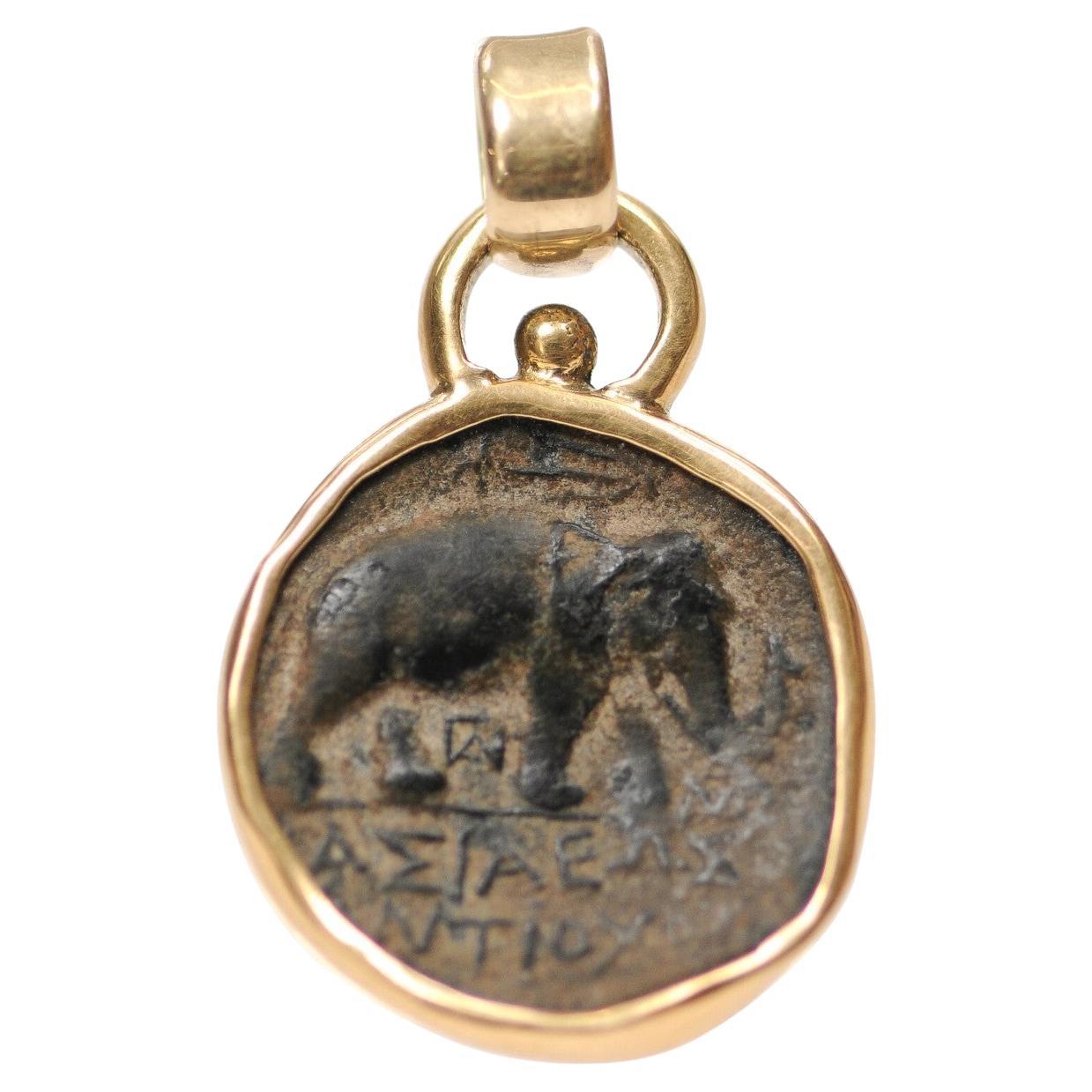 Ciondolo a forma di moneta in bronzo di età tolemaica con oro 18k
