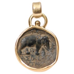 Ciondolo a forma di moneta in bronzo di età tolemaica con oro 18k