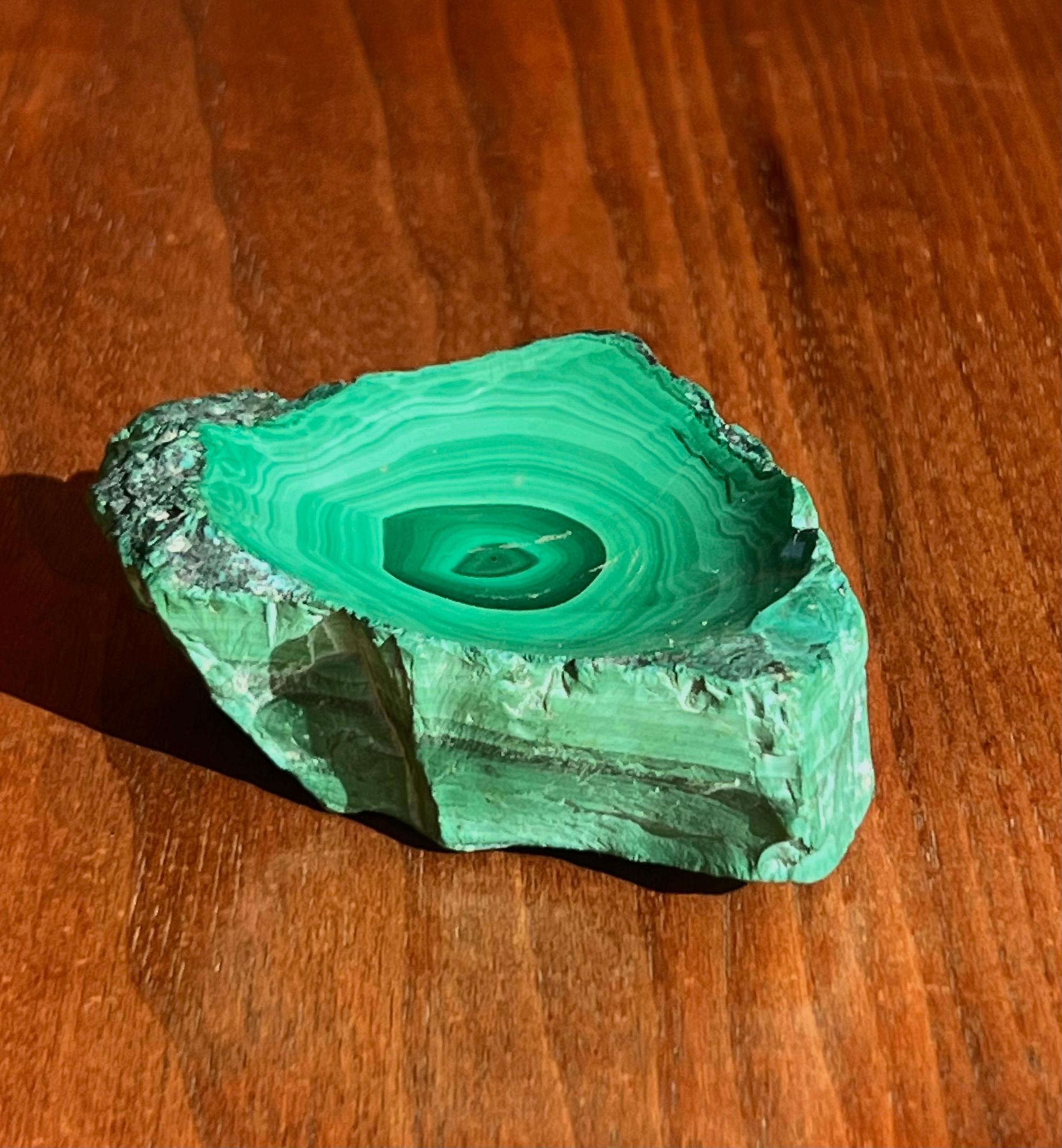 Un trozo de malaquita natural en bruto, modelado toscamente como un recogedor, probablemente del siglo XX, aunque por supuesto la piedra es más antigua. 
