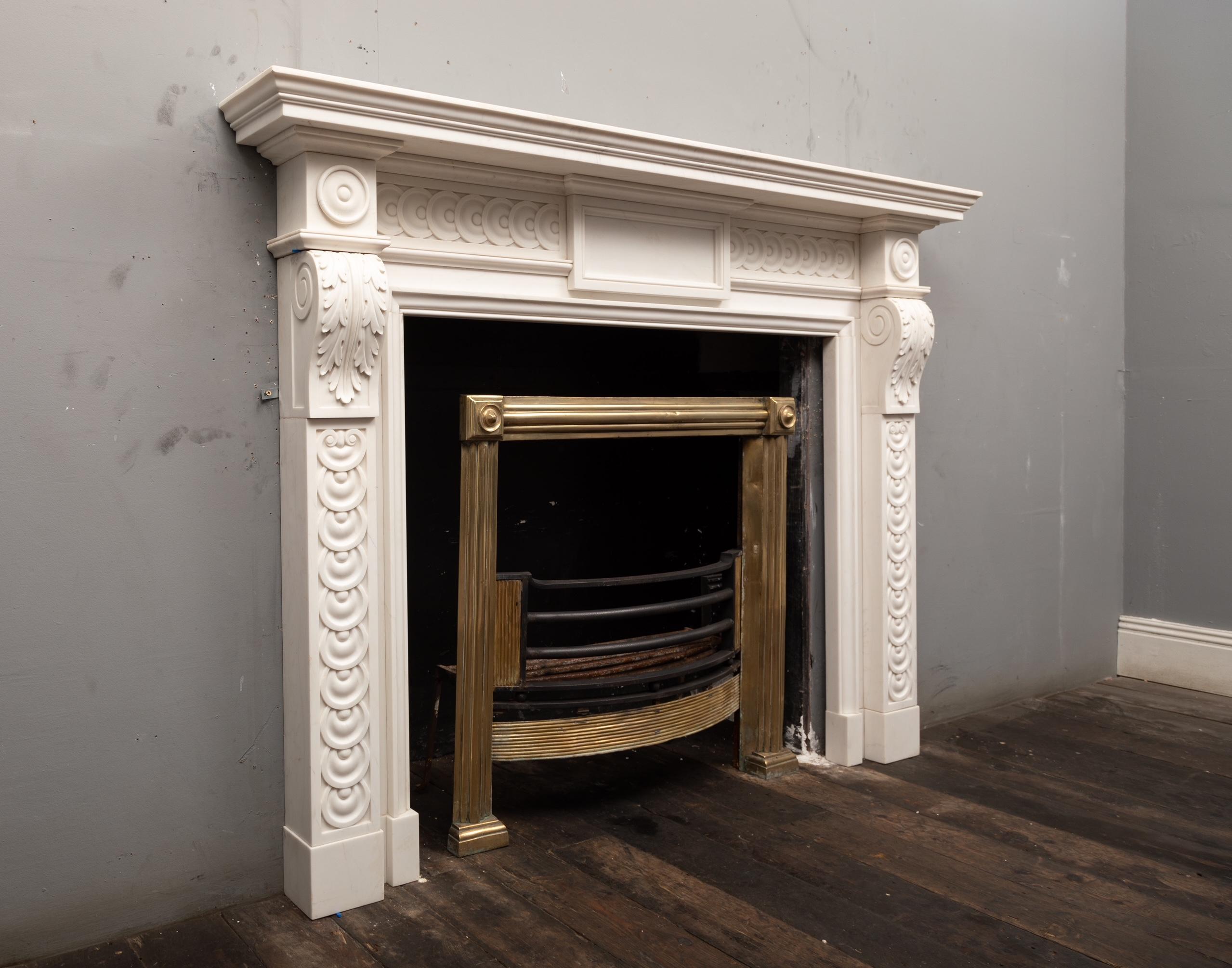 Un camino in marmo statuario bianco puro nel gusto palladiano inglese della metà del XVIII secolo.

Realizzato negli ultimi anni secondo gli standard più elevati e recuperato da un'elegante proprietà londinese. Le condizioni sono eccellenti. 
Il