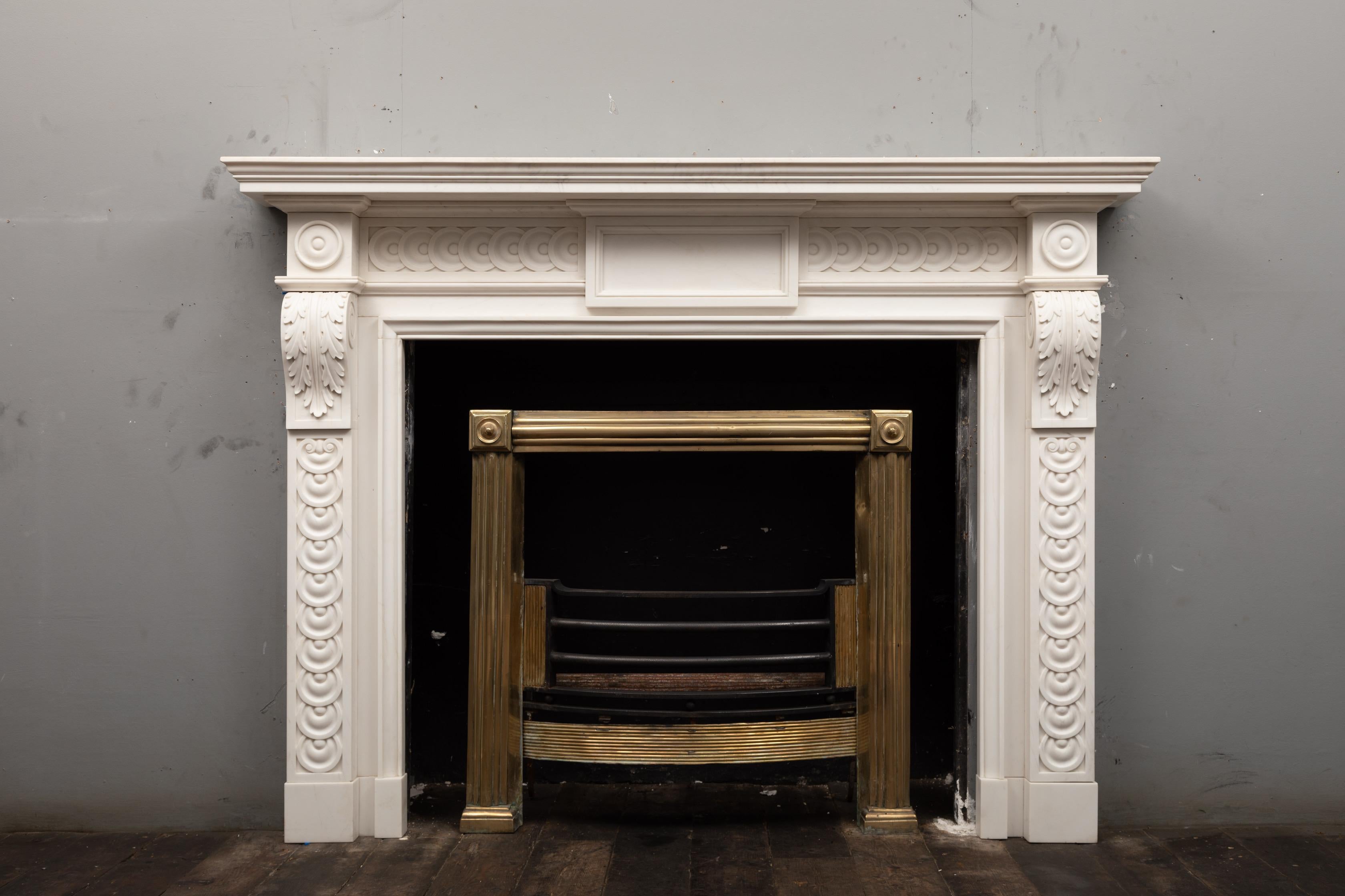 Palladiano Un mantello in marmo statuario bianco puro in stile palladiano inglese del XVIII secolo in vendita