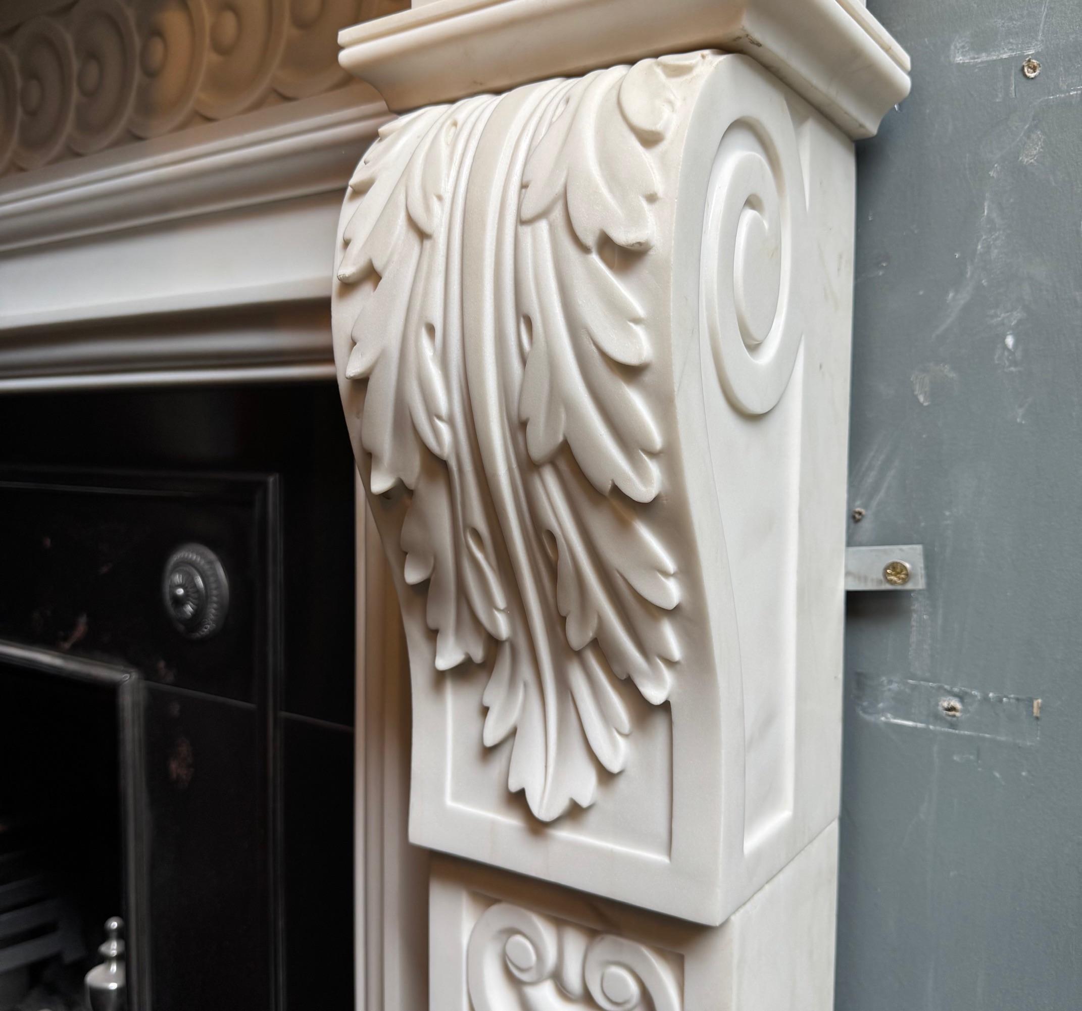 Inglese Un mantello in marmo statuario bianco puro in stile palladiano inglese del XVIII secolo in vendita