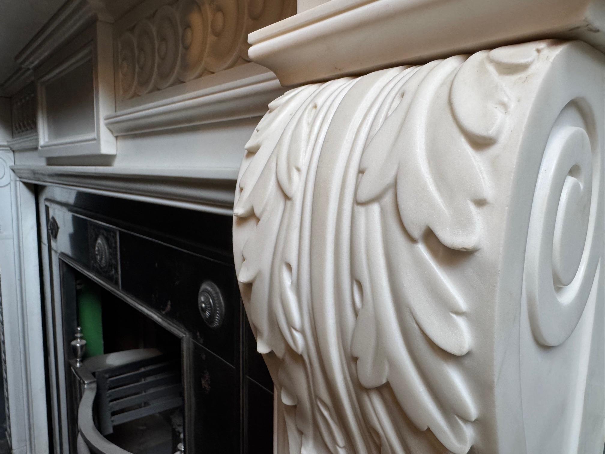 XXI secolo e contemporaneo Un mantello in marmo statuario bianco puro in stile palladiano inglese del XVIII secolo in vendita