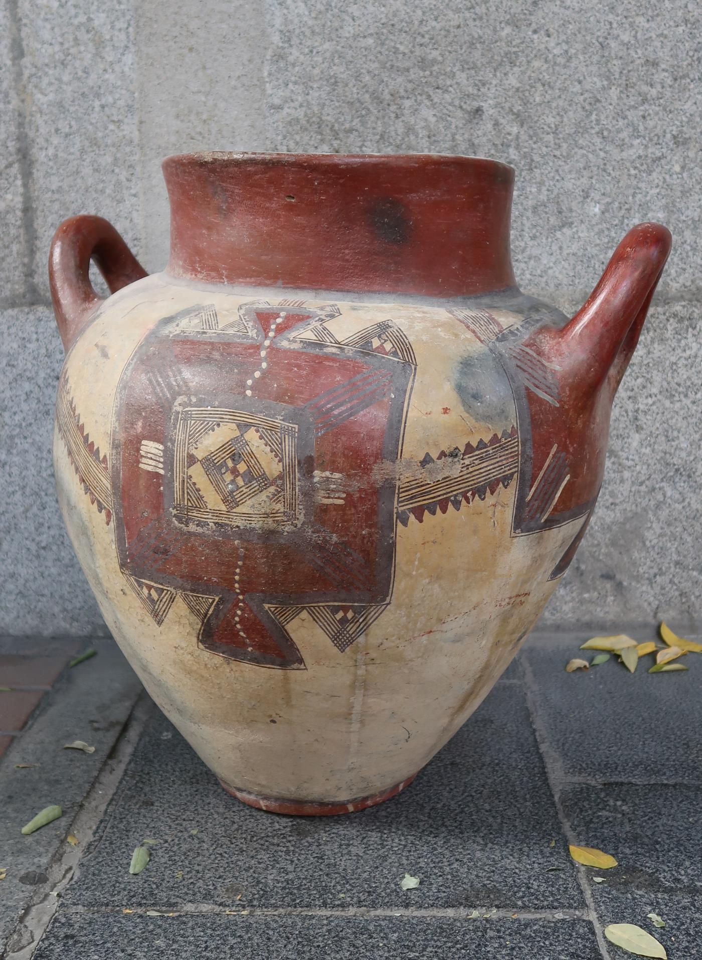 A purple and beige ceramic vase, South America 19th century.