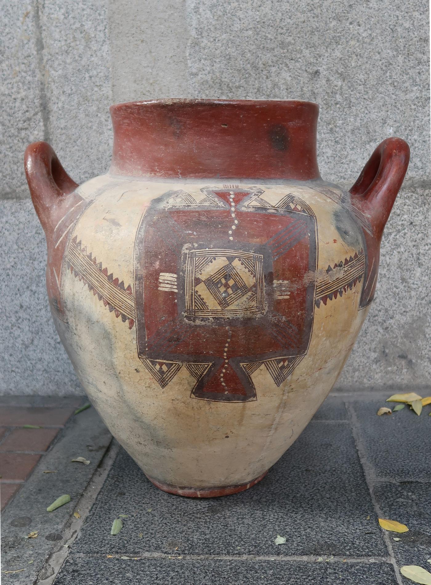 Tribal Purple and Beige Ceramic Vase, South America, 19th Century For Sale