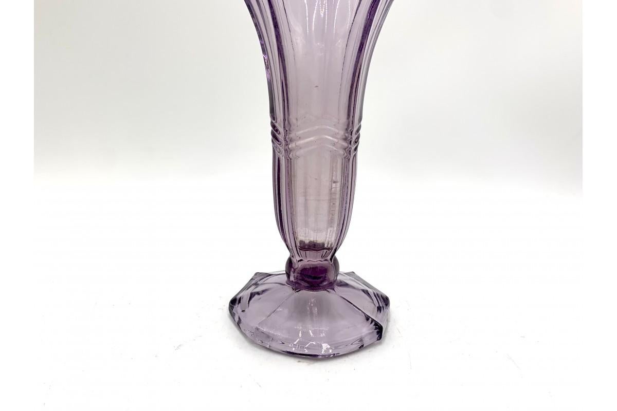 Art Deco purple vase

Produced by Huta Zawiercie in Poland in the 1960s.

Very good condition

Measures: Height 23cm, diameter of the outlet 12cm.