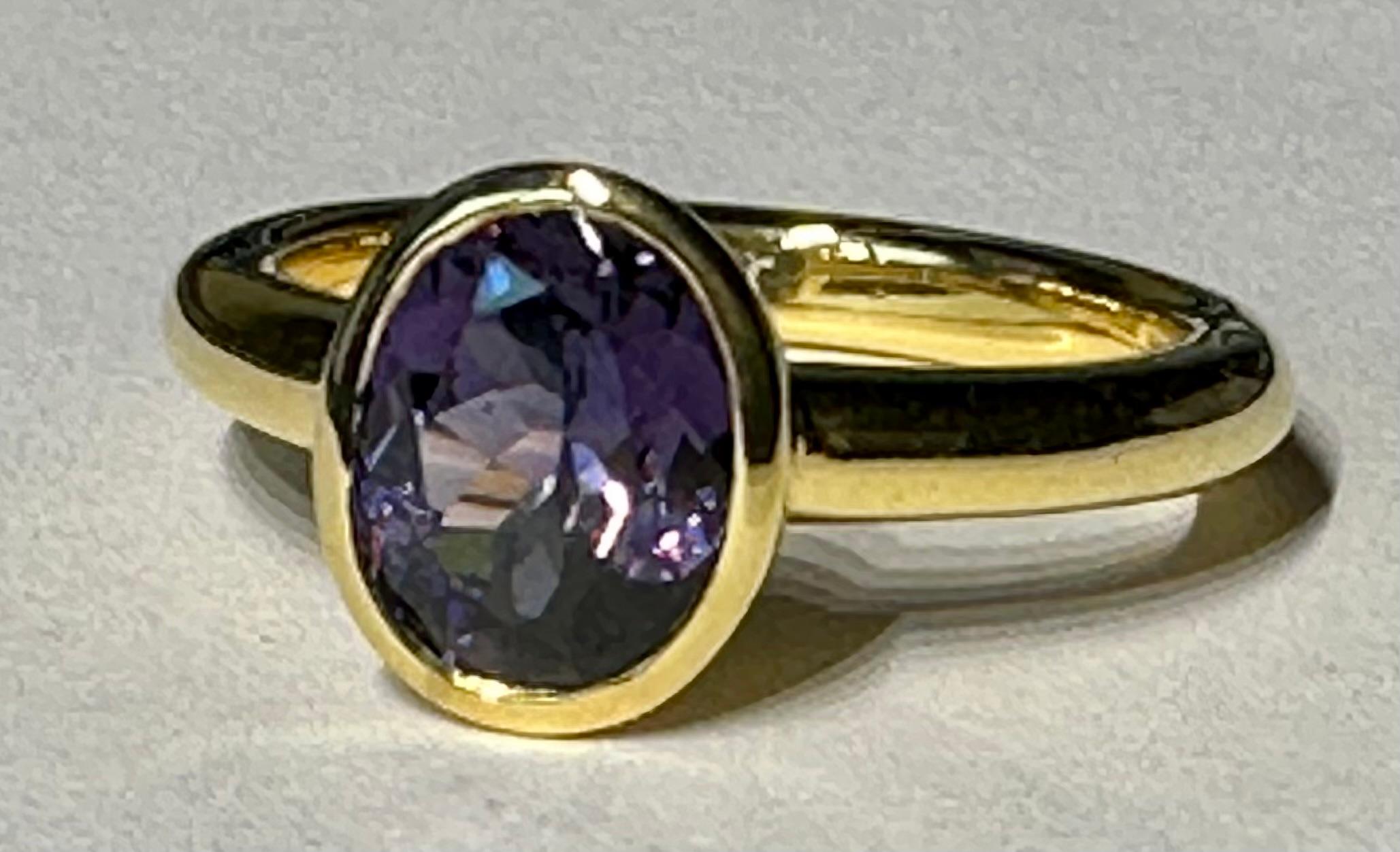 Lila Spinellring, entworfen von Kary Adam aus 14 Karat Gelbgold im Zustand „Neu“ im Angebot in Seattle, WA