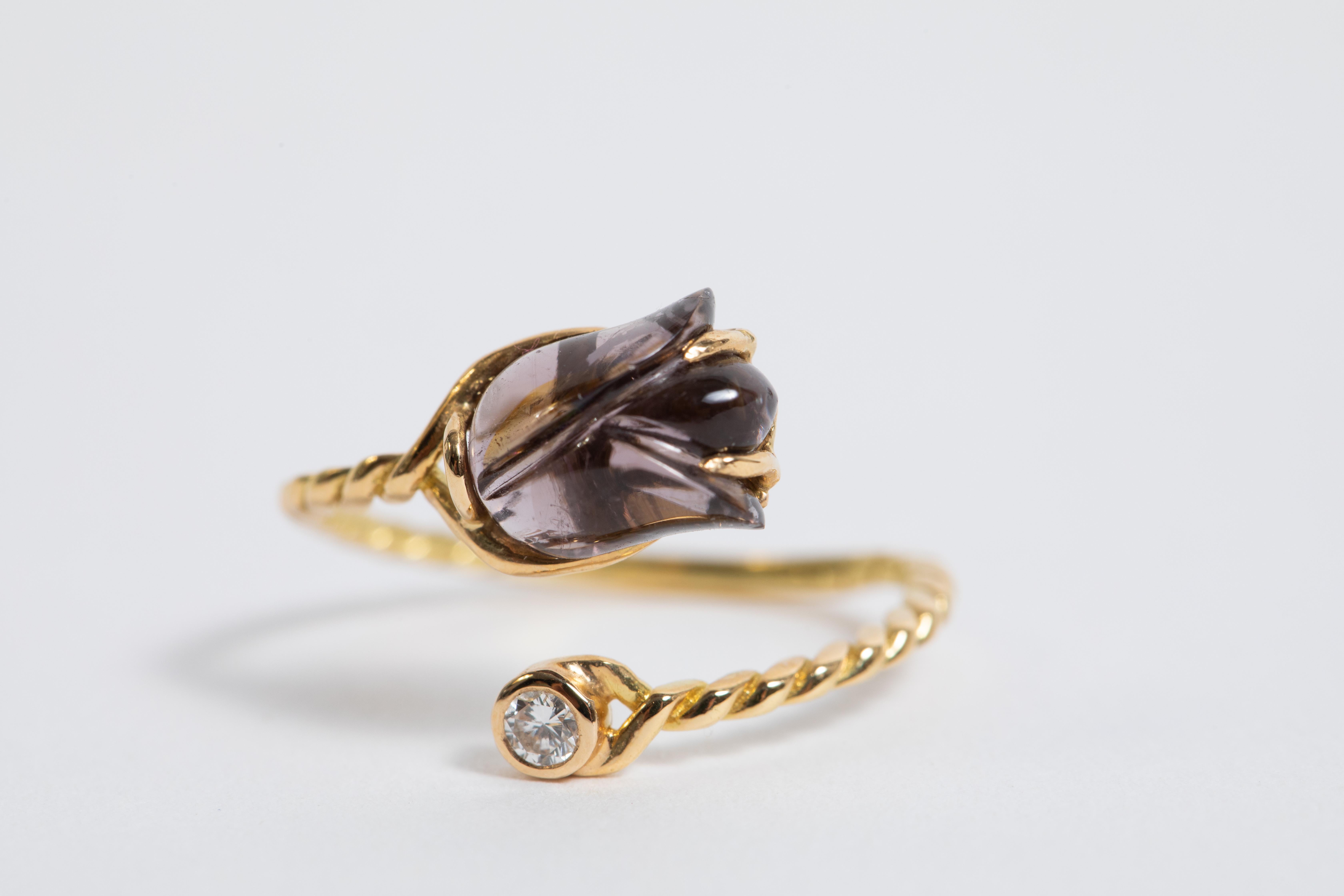 You and Me ring in 18k yellow gold set with a delicate purple tourmaline flower and a diamond.
A charming ring easy to wear and very confortable, created by Marion Jeantet
Unique piece, Size 6 - Can be adjusted to your size
French assay mark.
Price
