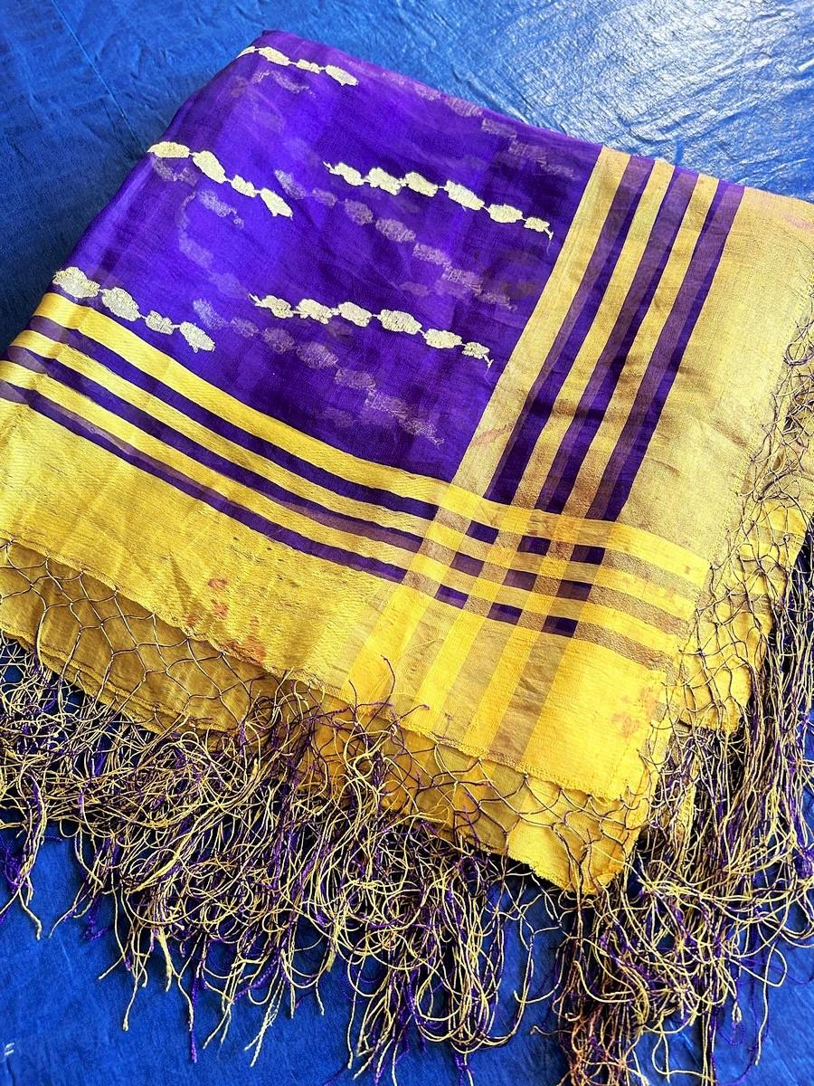 A Purplish silk gauze shawl with golden yellow brocade - Central Asia early 20th For Sale 6