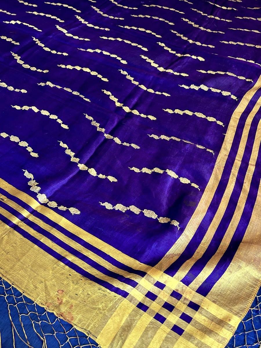 A Purplish silk gauze shawl with golden yellow brocade - Central Asia early 20th In Good Condition For Sale In Toulon, FR
