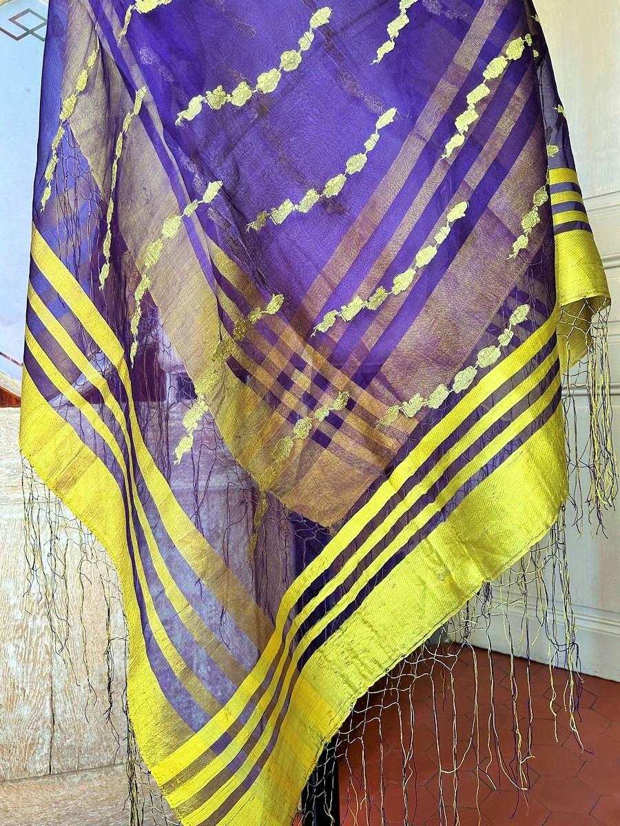 A Purplish silk gauze shawl with golden yellow brocade - Central Asia early 20th For Sale 3