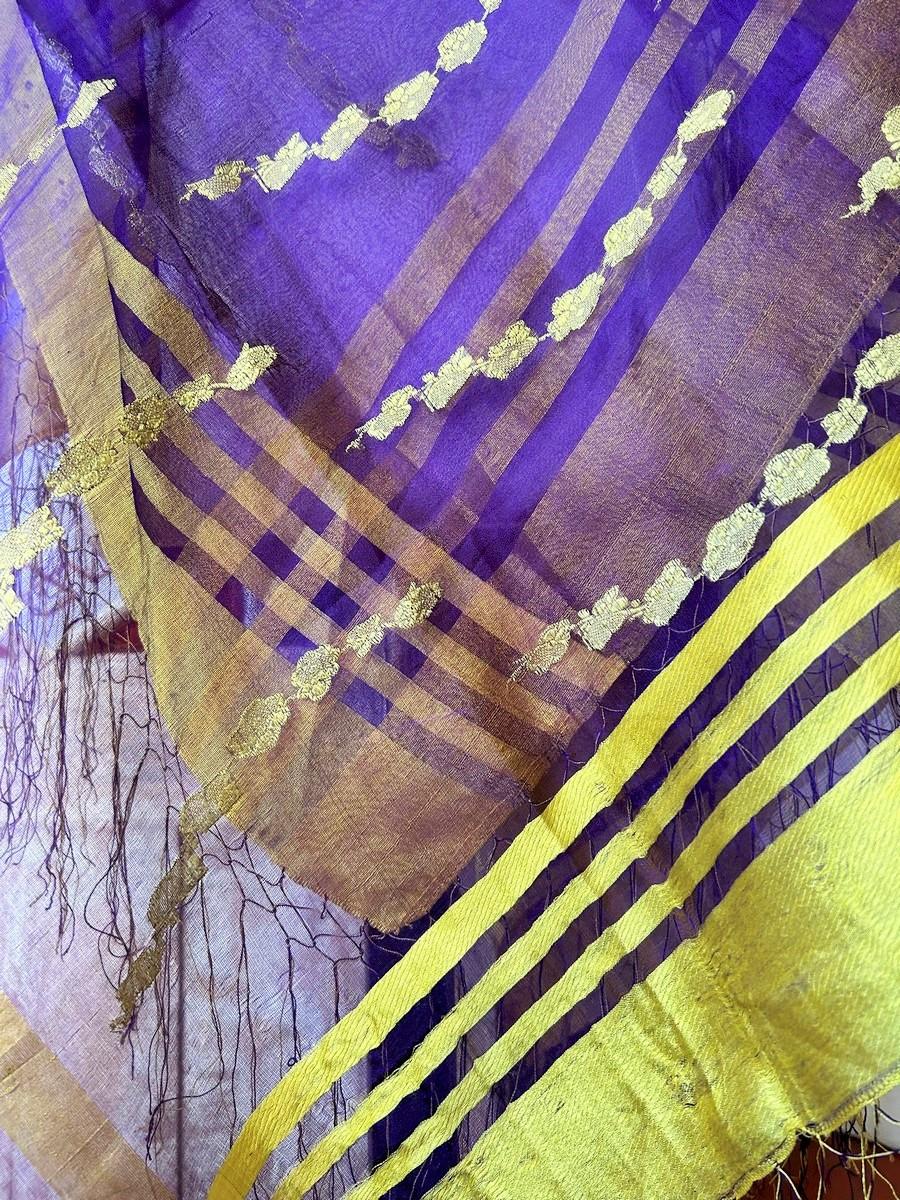 A Purplish silk gauze shawl with golden yellow brocade - Central Asia early 20th For Sale 4