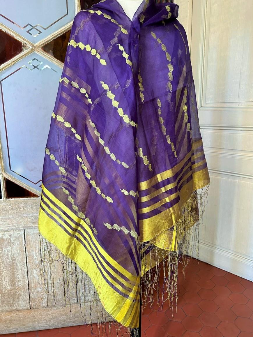 A Purplish silk gauze shawl with golden yellow brocade - Central Asia early 20th For Sale 5