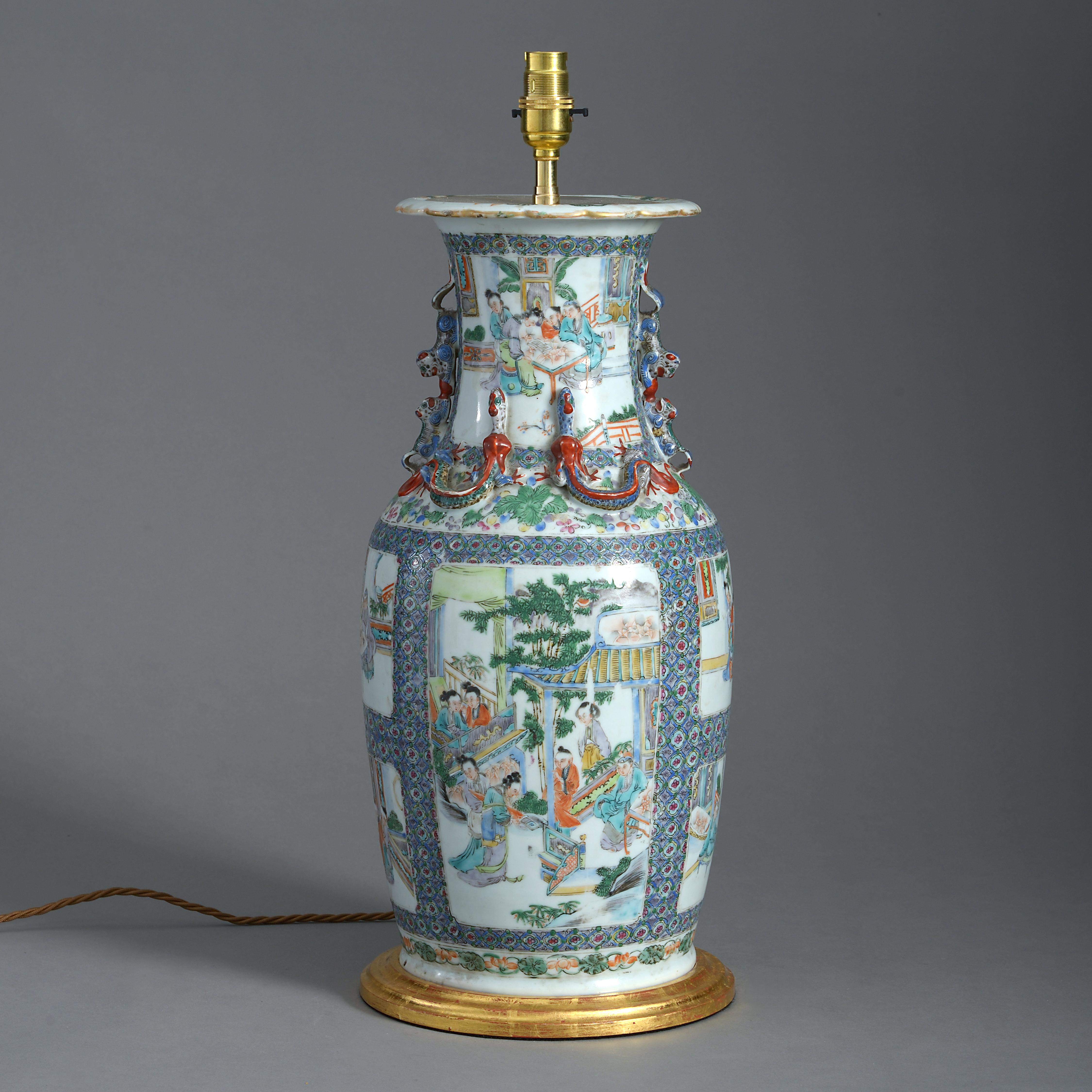 Vase balustre en porcelaine de la famille verte:: décoré de manière traditionnelle de cartouches figuratifs et d'anses en forme de dragon à glaçure rouge. Maintenant monté comme une lampe de table et placé dans une base tournée et dorée à l'eau.