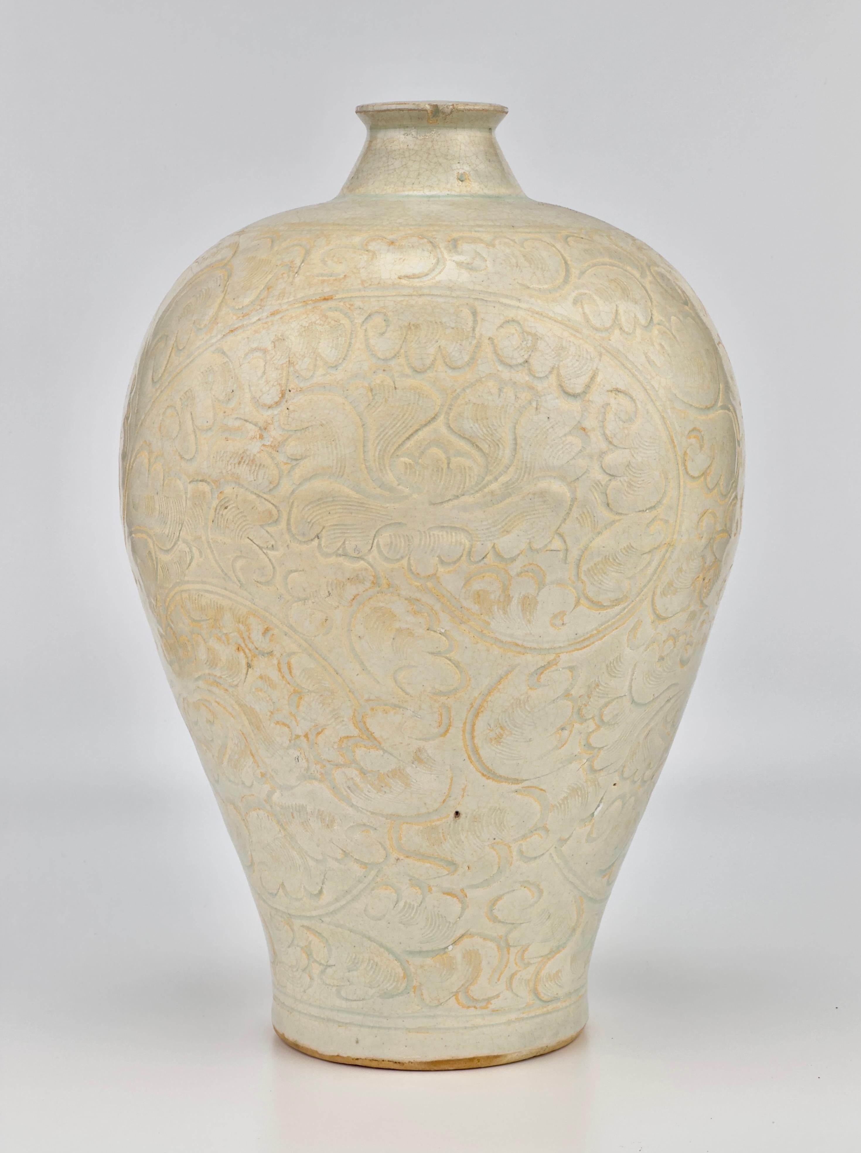 Chinois Porcelaine Meiping sculptée de Qingbai, dynastie Song en vente