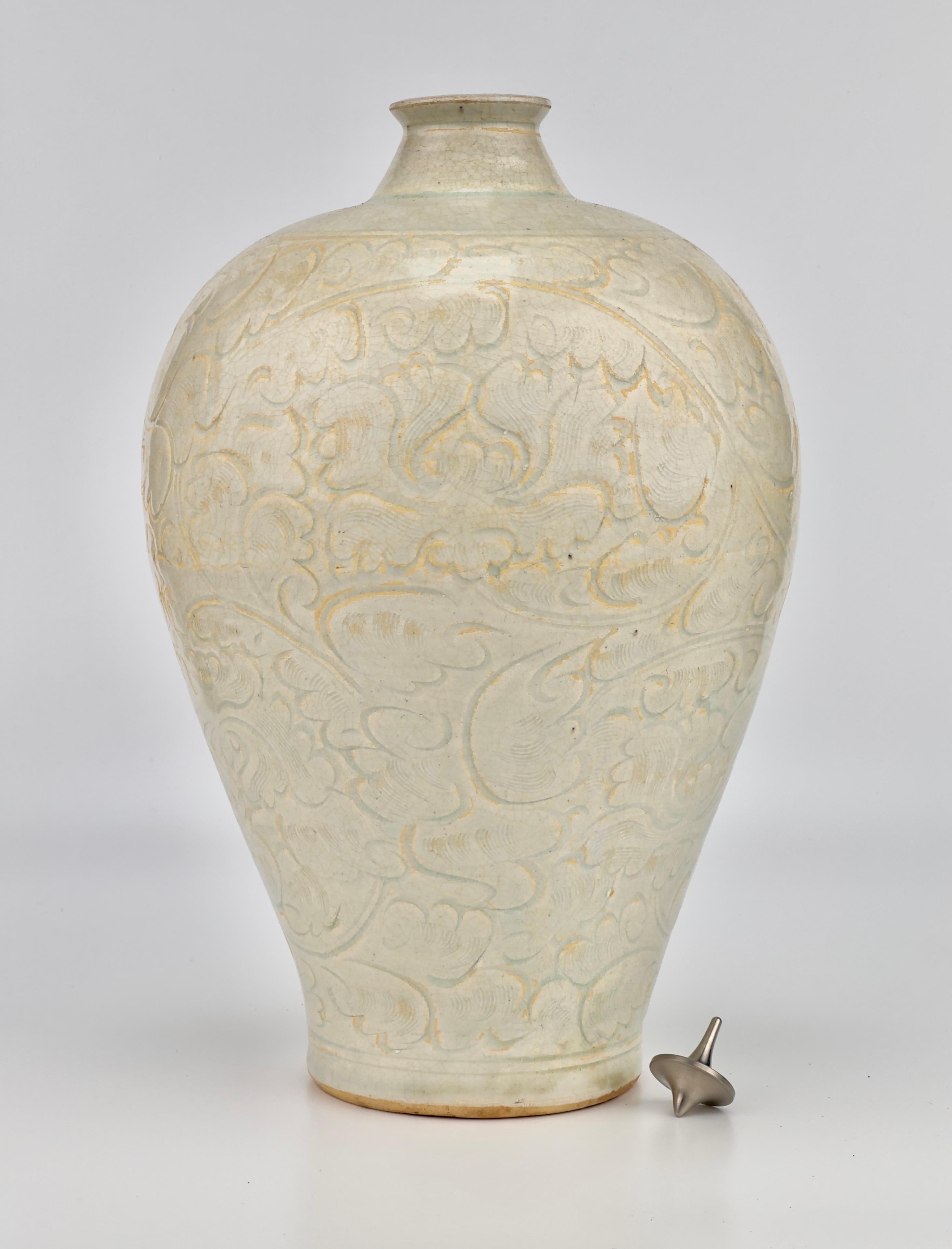 Sculpté Porcelaine Meiping sculptée de Qingbai, dynastie Song en vente