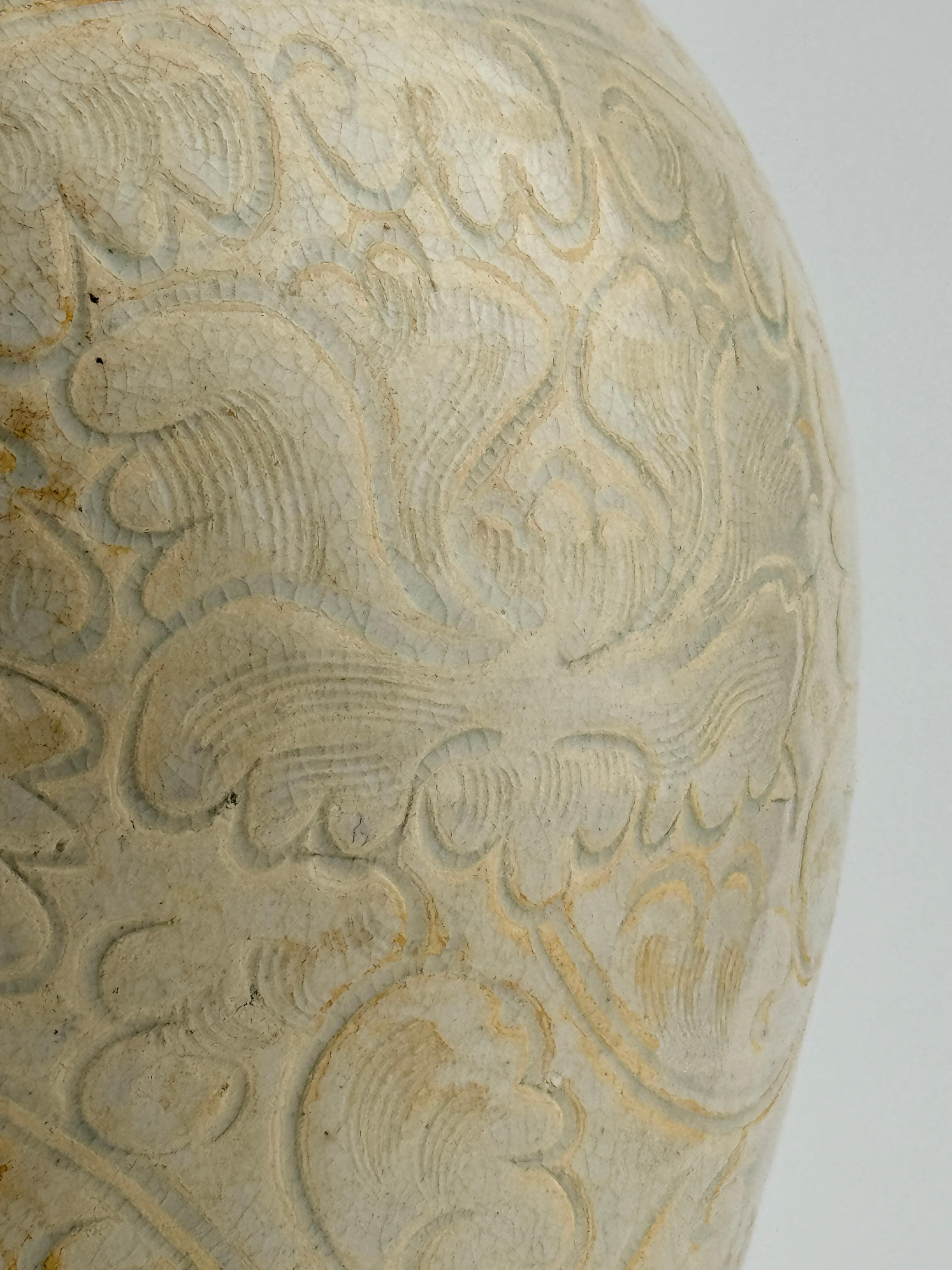 Ceramica Una porcellana Meiping intagliata Qingbai, dinastia Song in vendita