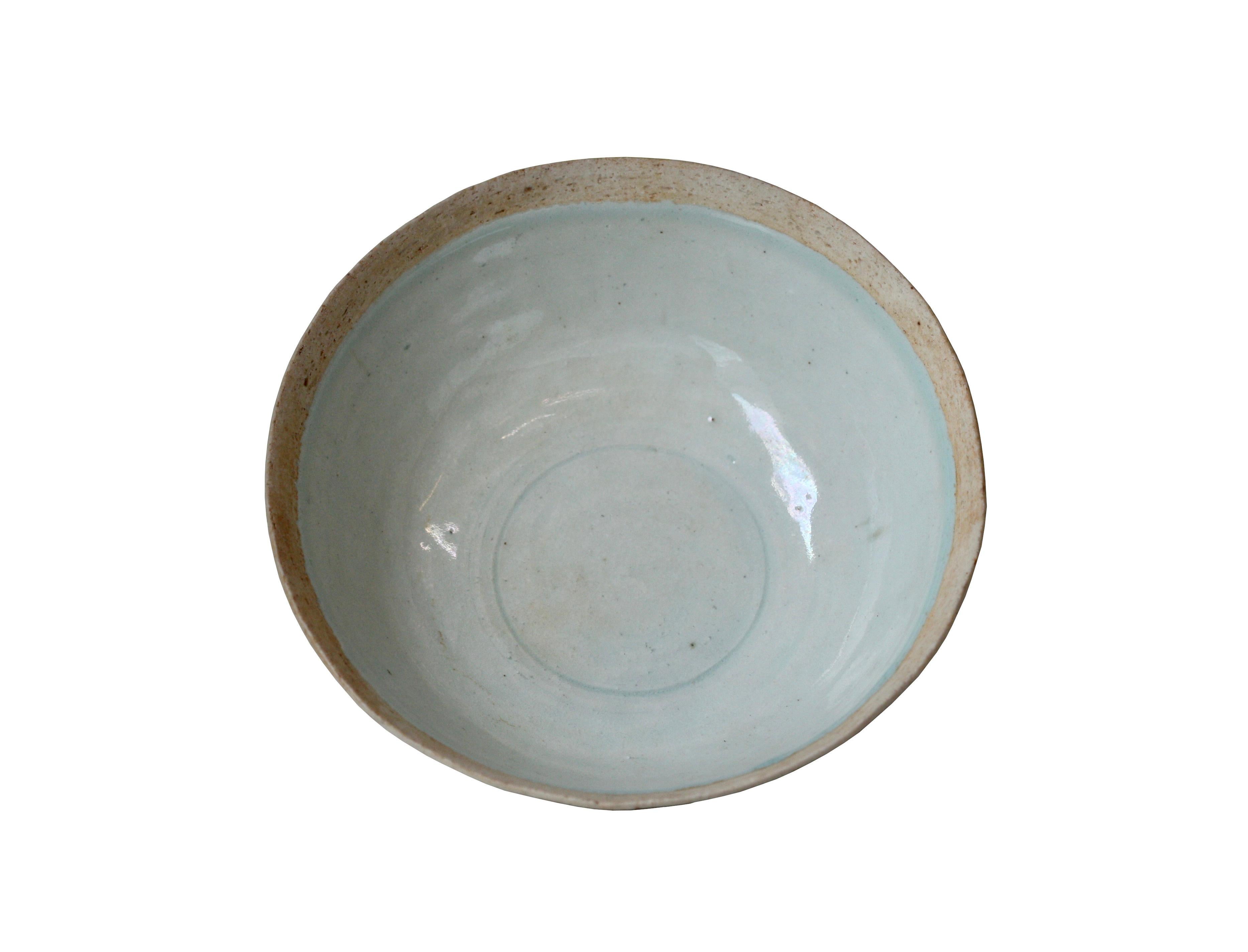 Un bol conique lobé Qinqbai, chinois,
probablement la dynastie Song
Mesures : Hauteur 1 in. (2,54 cm), diamètre 5,06 in. (12,85 cm.)
  