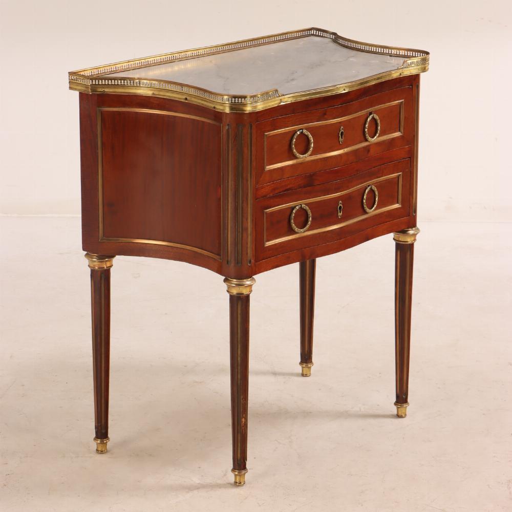 Il piano in marmo sagomato è incastonato in una galleria di bronzo che sovrasta una cassa sagomata con due cassetti, il tutto sostenuto da gambe tornite e affusolate.

Un posto perfetto per esporre i tuoi oggetti preferiti o le bottiglie di profumo