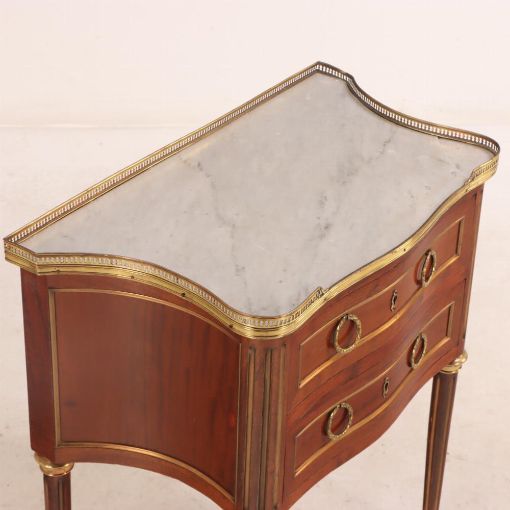 Francese Commode francese di qualità con piano in marmo in stile Luigi XVI, C.C. in vendita