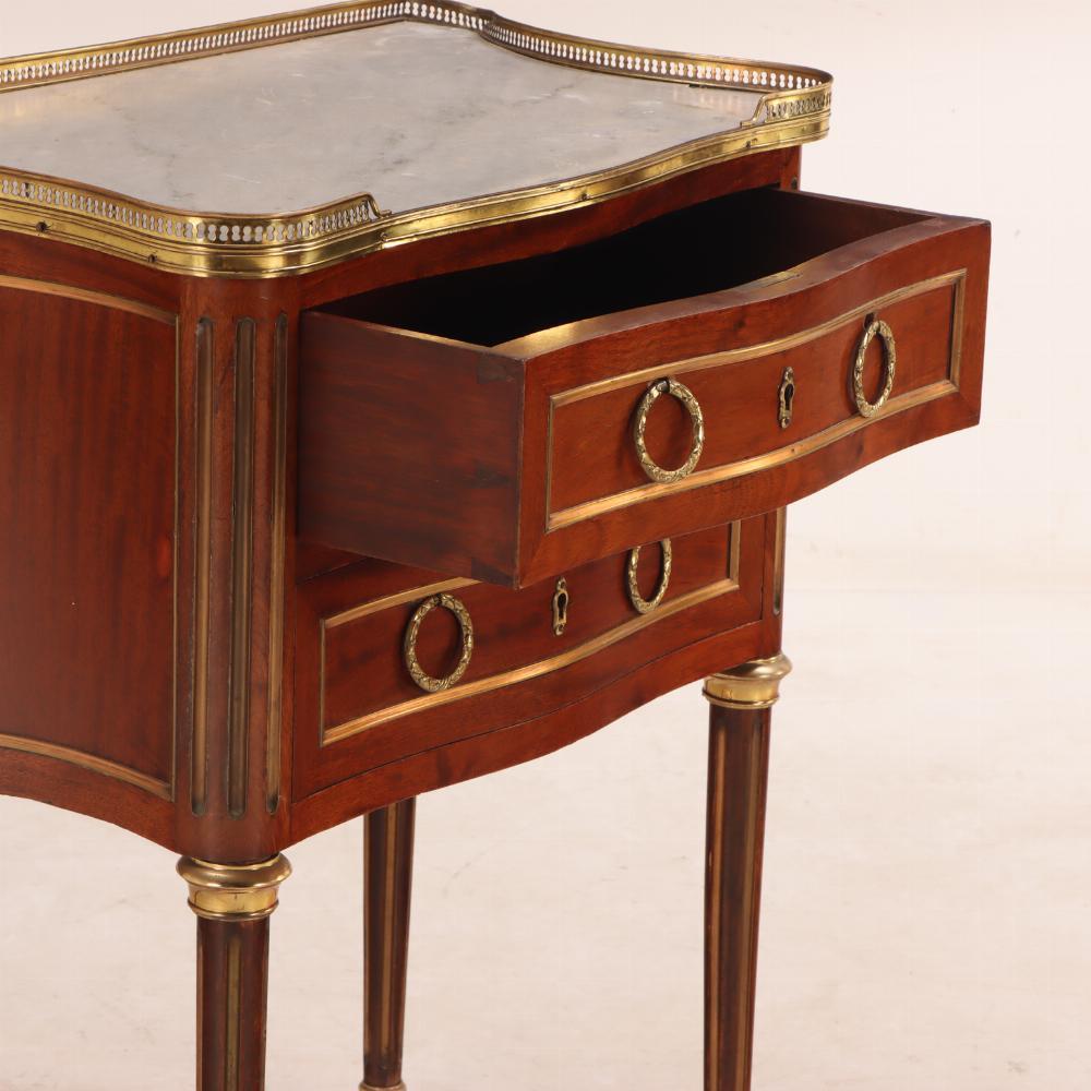 Commode francese di qualità con piano in marmo in stile Luigi XVI, C.C. In condizioni buone in vendita a Philadelphia, PA