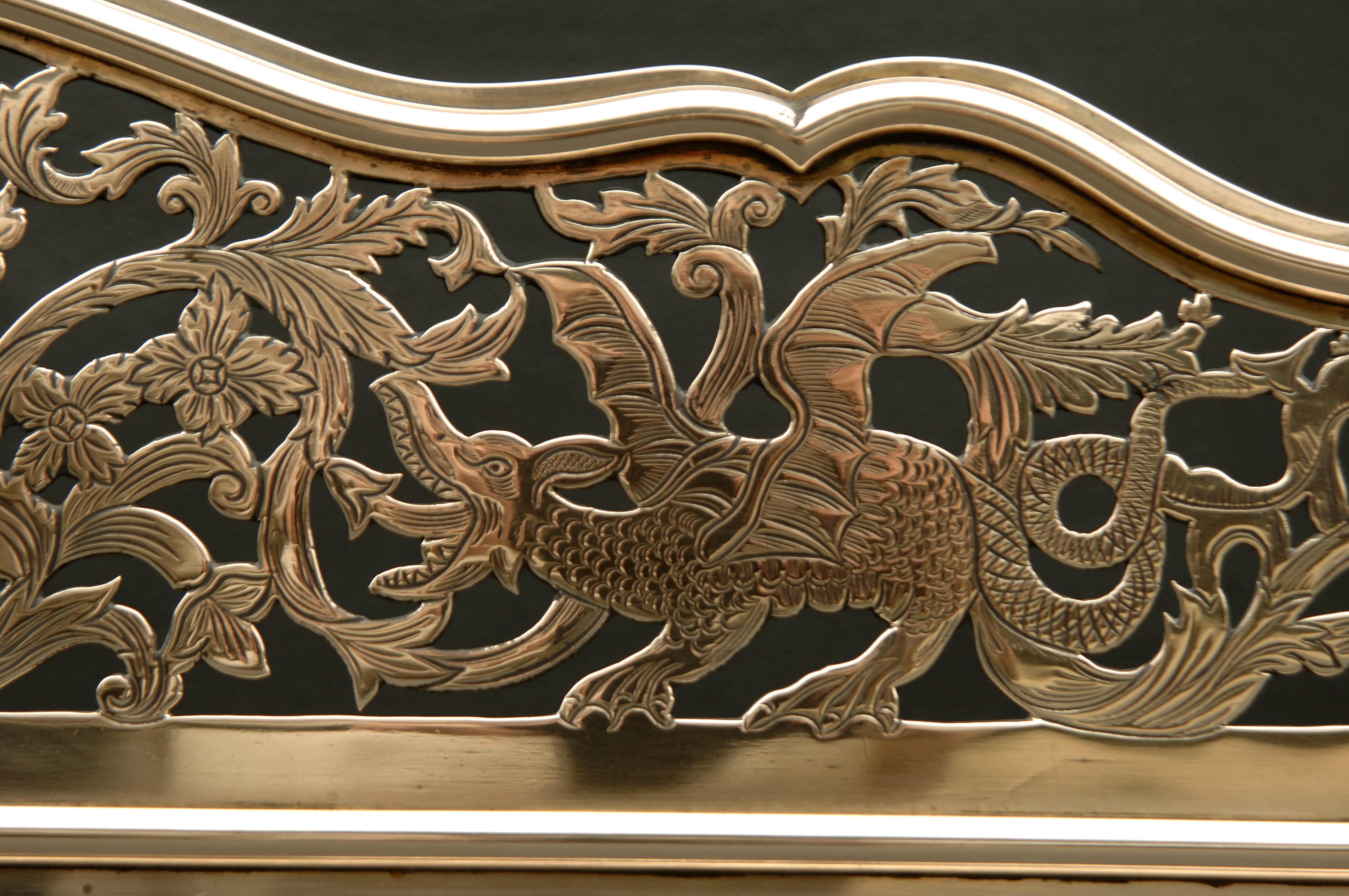 Qualitativ hochwertiges Fender aus Messing des späten 18. Jahrhunderts mit Drachen und Blattwerk im Zustand „Gut“ im Angebot in London, GB