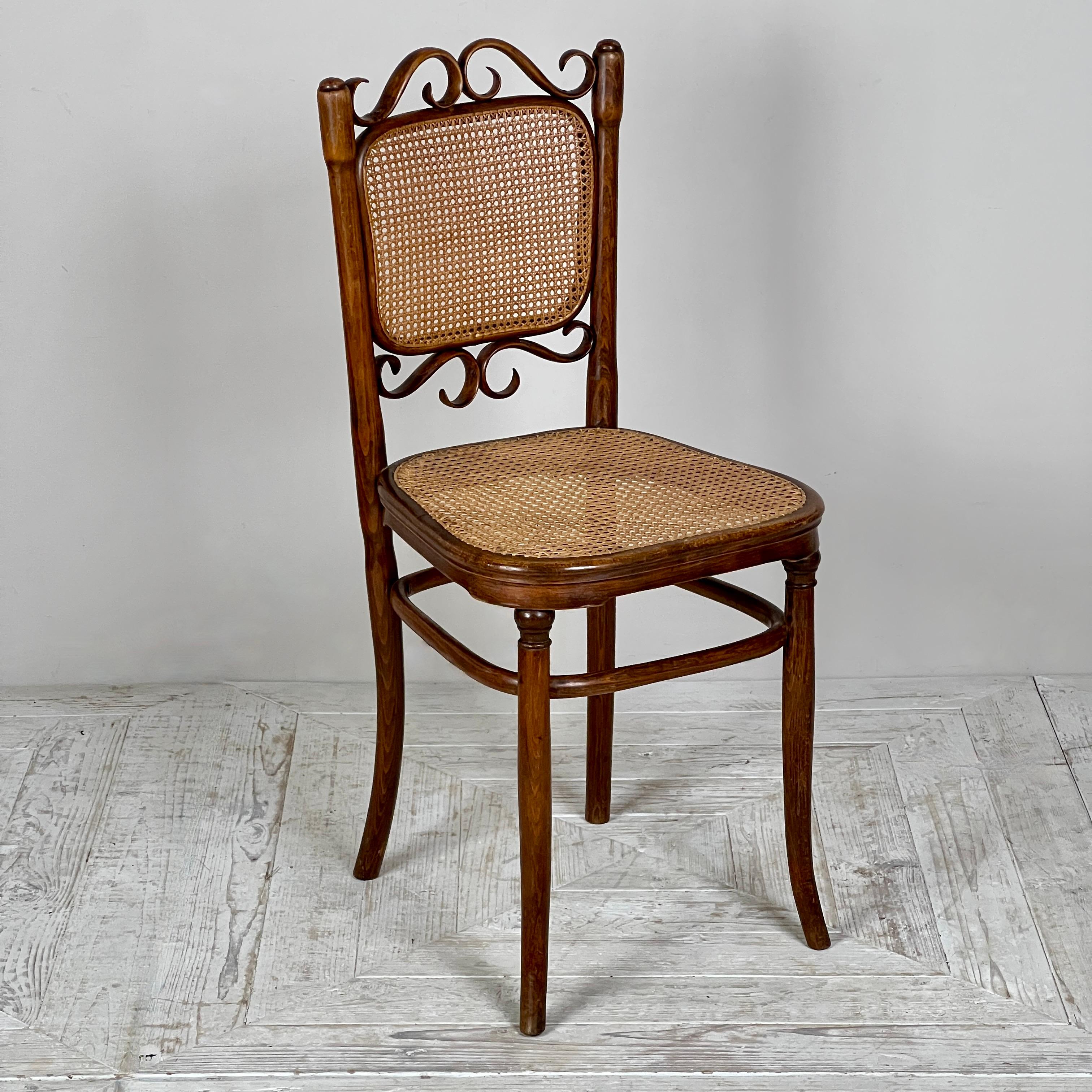 Autrichien Quatuor de chaises en bois courbé et en rotin du début du 20e siècle par Josef Hoffmann