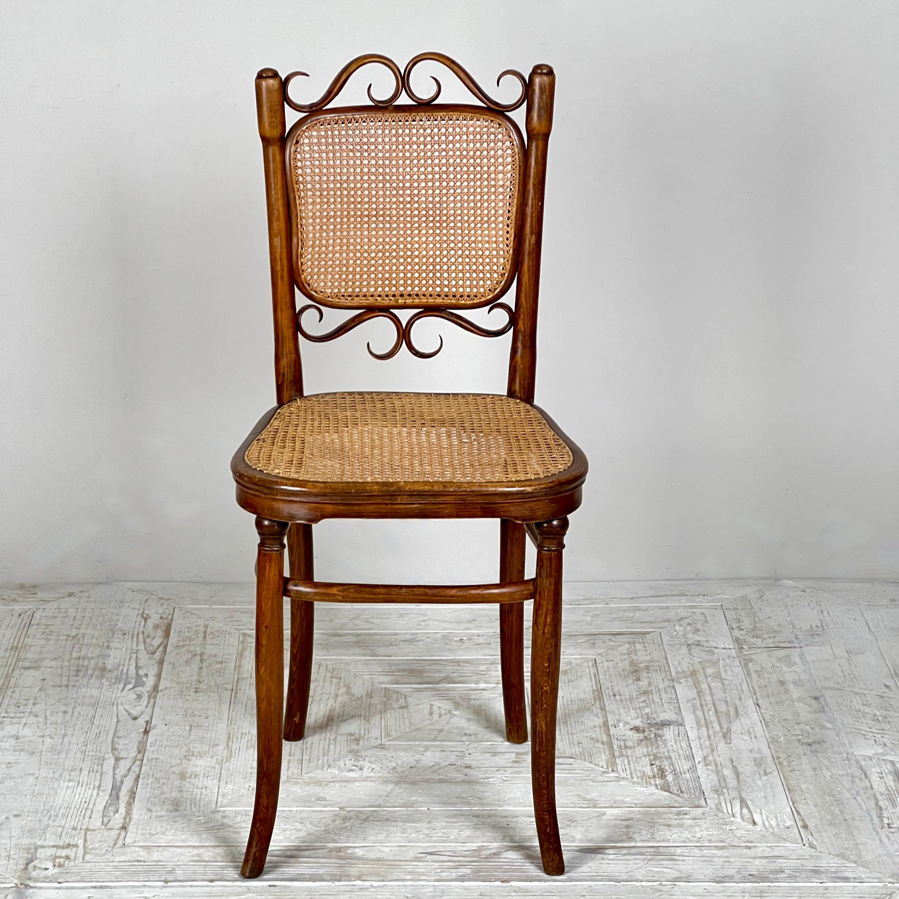 Quatuor de chaises en bois courbé et en rotin du début du 20e siècle par Josef Hoffmann Bon état à London, GB