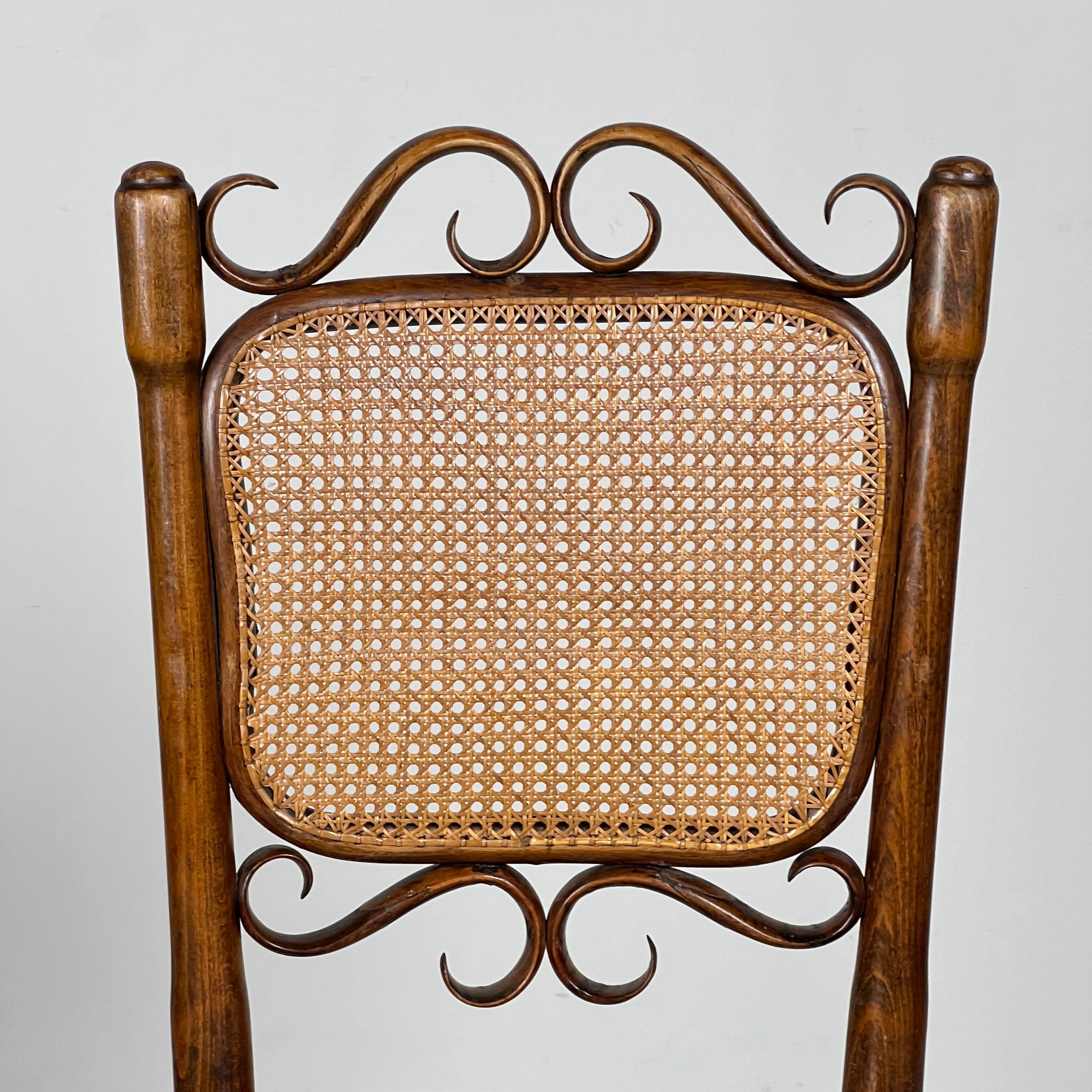 Quatuor de chaises en bois courbé et en rotin du début du 20e siècle par Josef Hoffmann 1