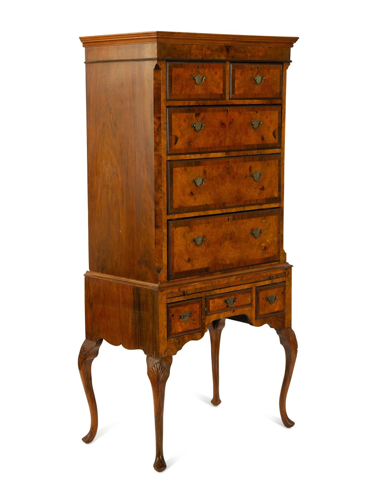 Cassapanca a ripiani in noce in stile Queen Anne con piedistallo del XIX secolo Altezza 68 1/2 x L In condizioni buone in vendita a Atlanta, GA