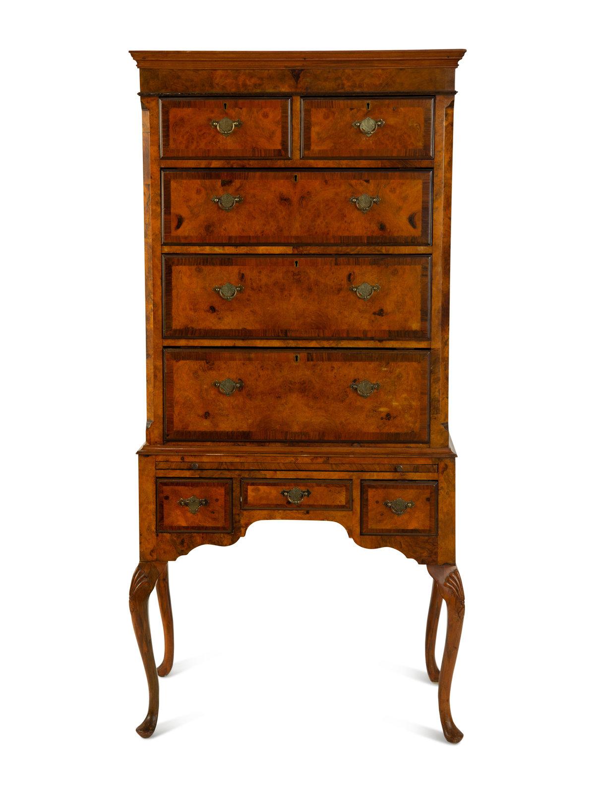 Fine XIX secolo Cassapanca a ripiani in noce in stile Queen Anne con piedistallo del XIX secolo Altezza 68 1/2 x L in vendita