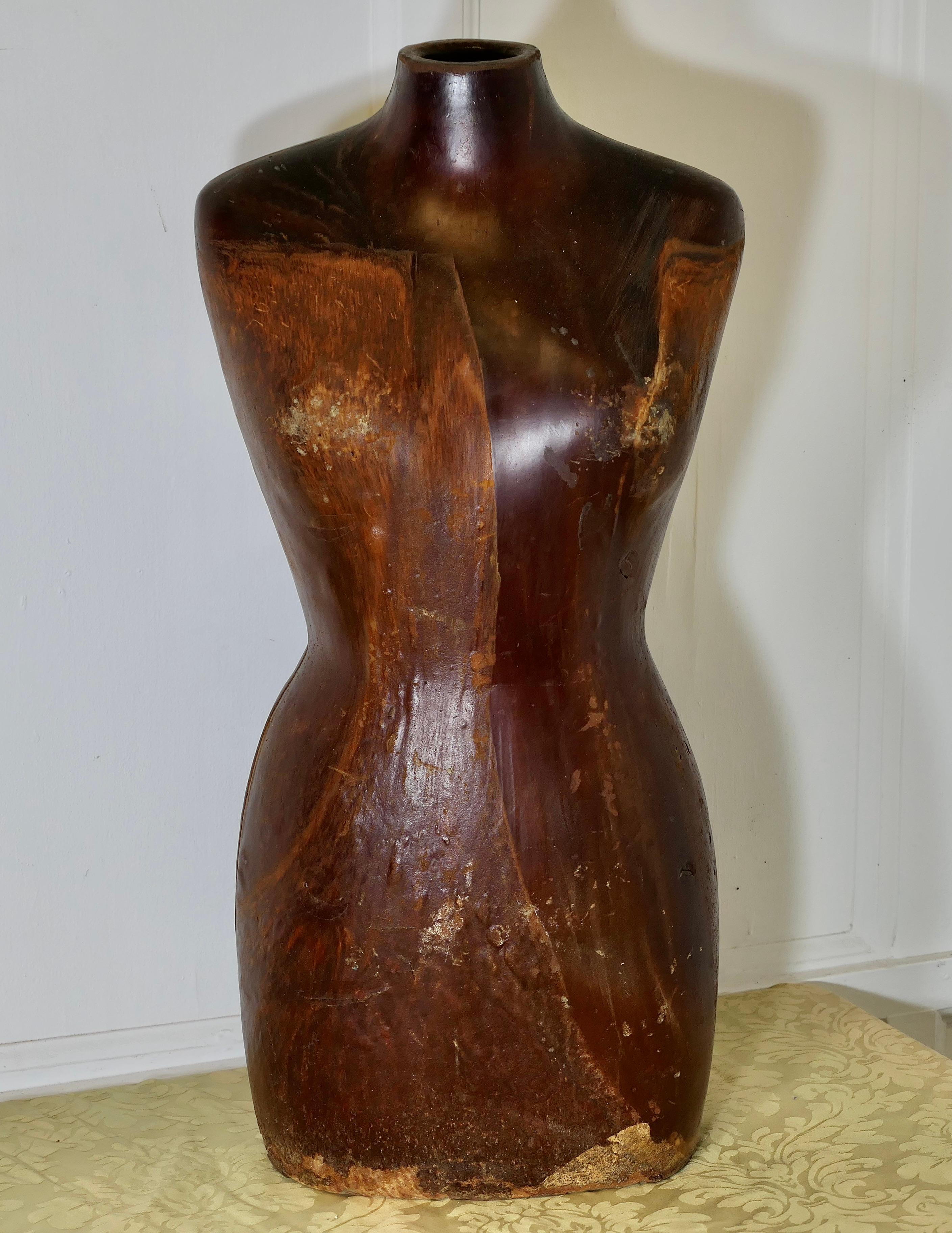 Un eccentrico manichino retrò in finto legno

Questo bellissimo manichino o manichino da sarto è rivestito e rifinito con effetto legno, insolito e ideale per esporre la moda in un negozio o in un camerino. Viene consegnata non restaurata e in