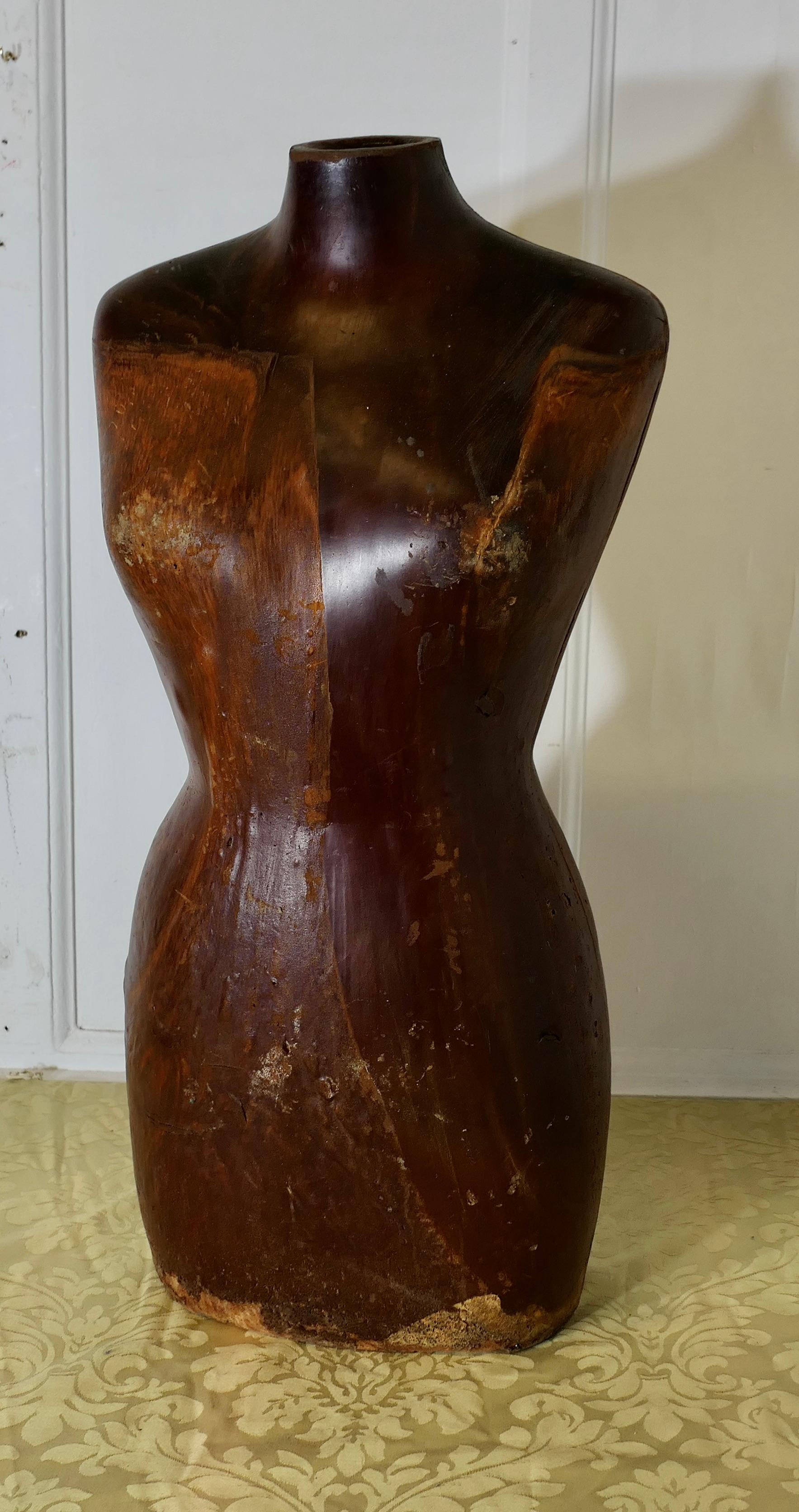 Un eccentrico manichino retrò in finto legno in vendita 1