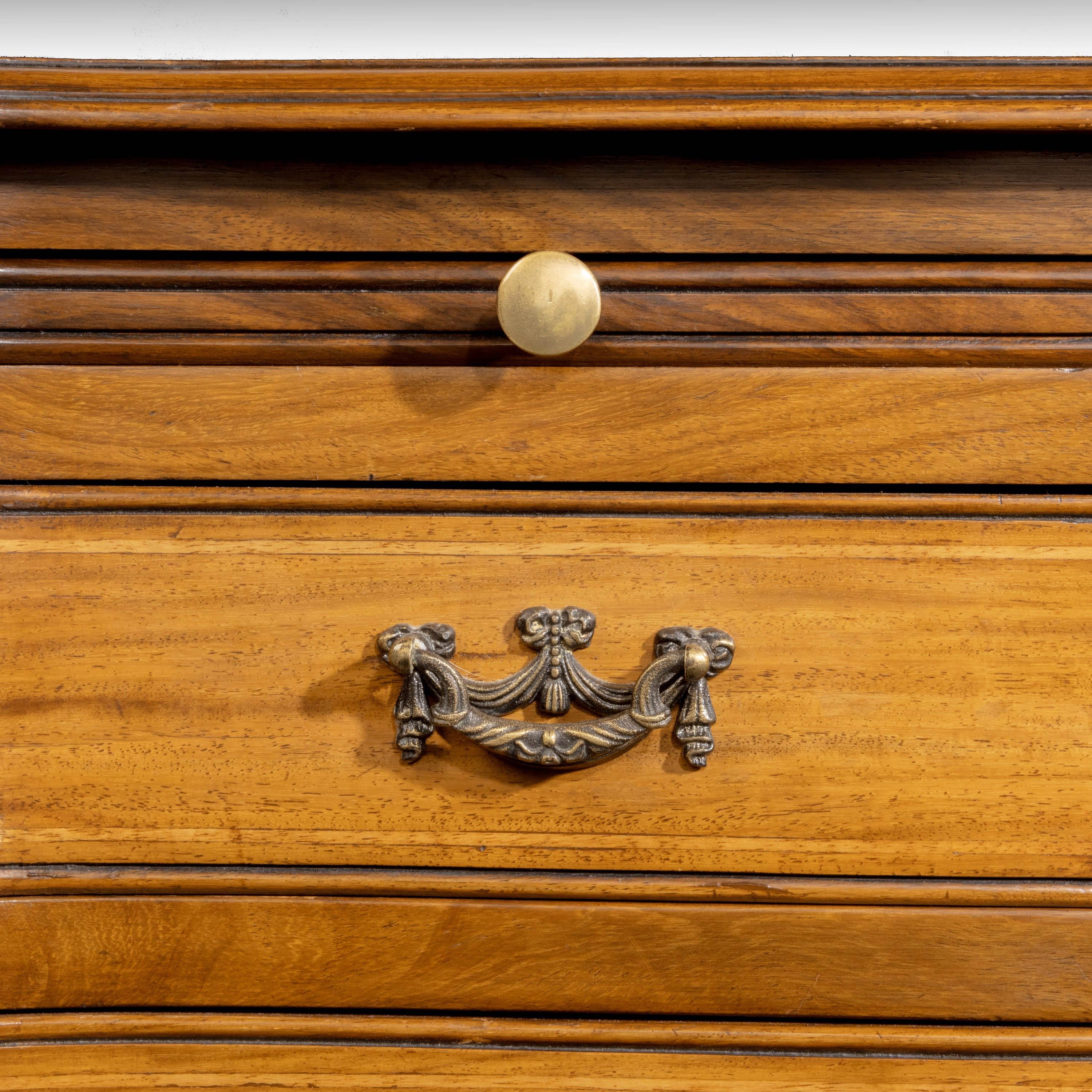 Quite Exceptional Early 20th Century Serpentine Fronted Mahogany Commode 6