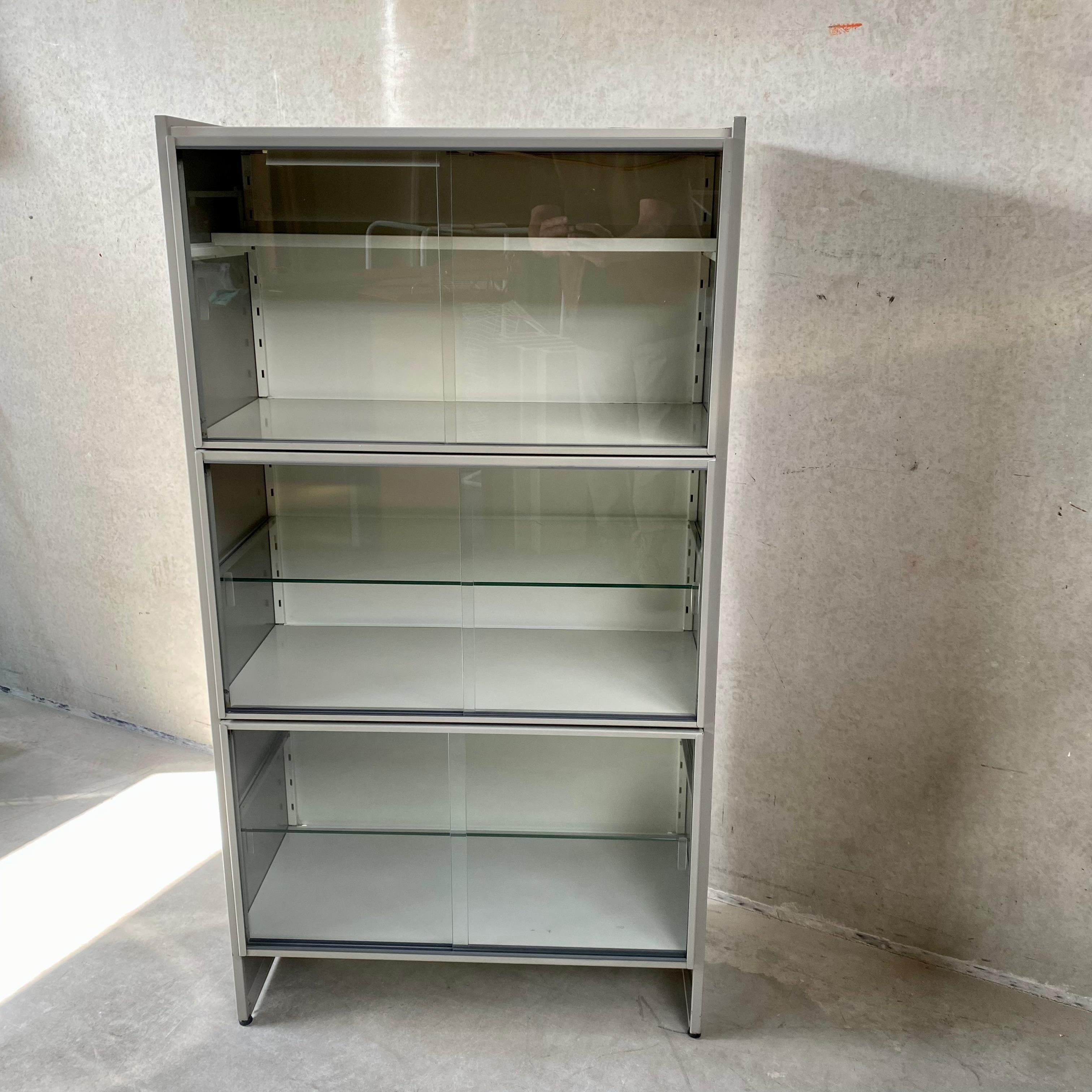 Introducing the Exquisite Grey Metal Vitrine Storage Unit by Gispen, Model 5600: A Timeless Dutch Design Treasure

Discover the allure of timeless design with the Grey Metal Vitrine Storage Unit by Gispen, an iconic piece expertly crafted in