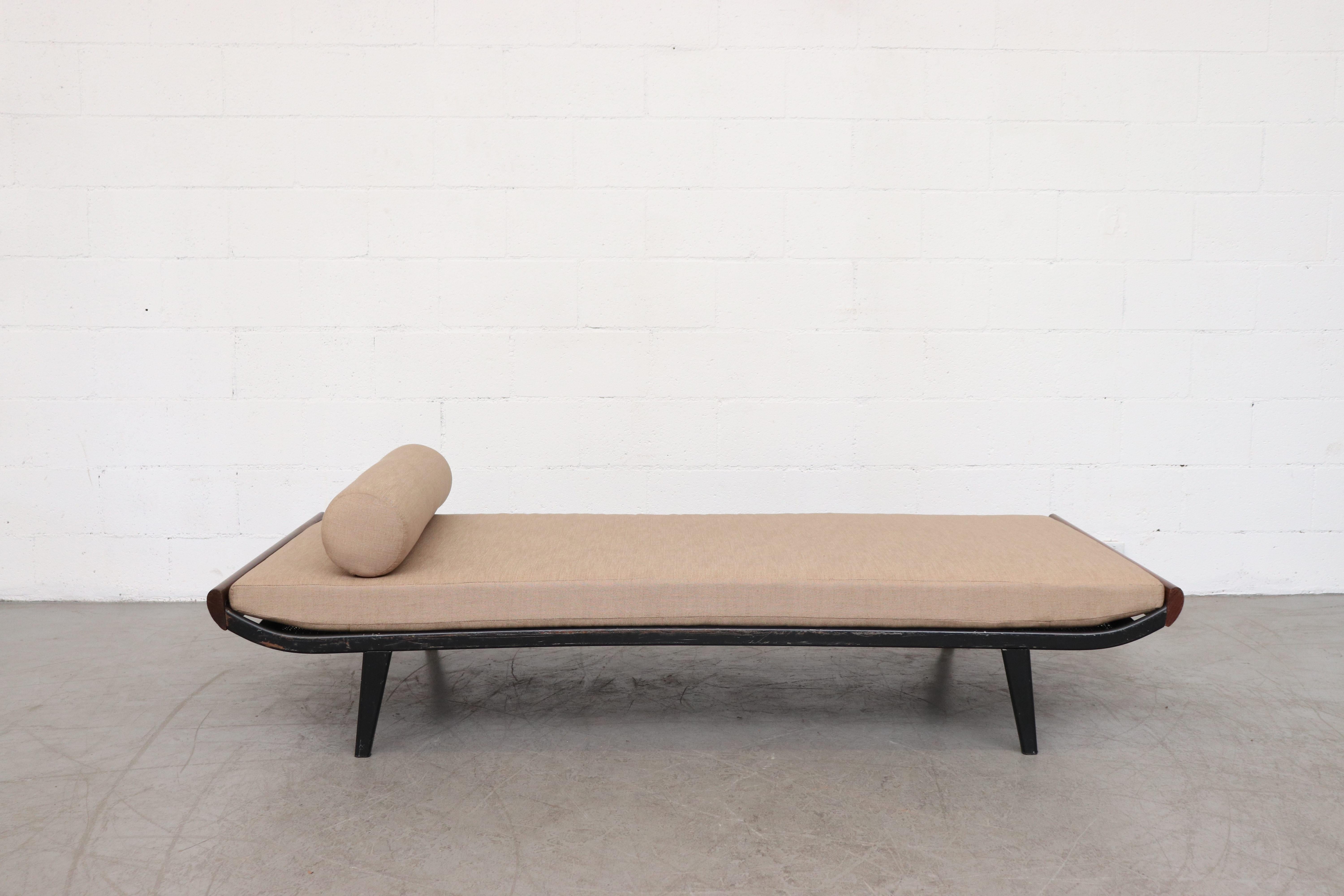 1960s Cleopatra style day bed by A.R. Cordemeyer for Auping with teak ends and dark charcoal grey enameled metal frame with 