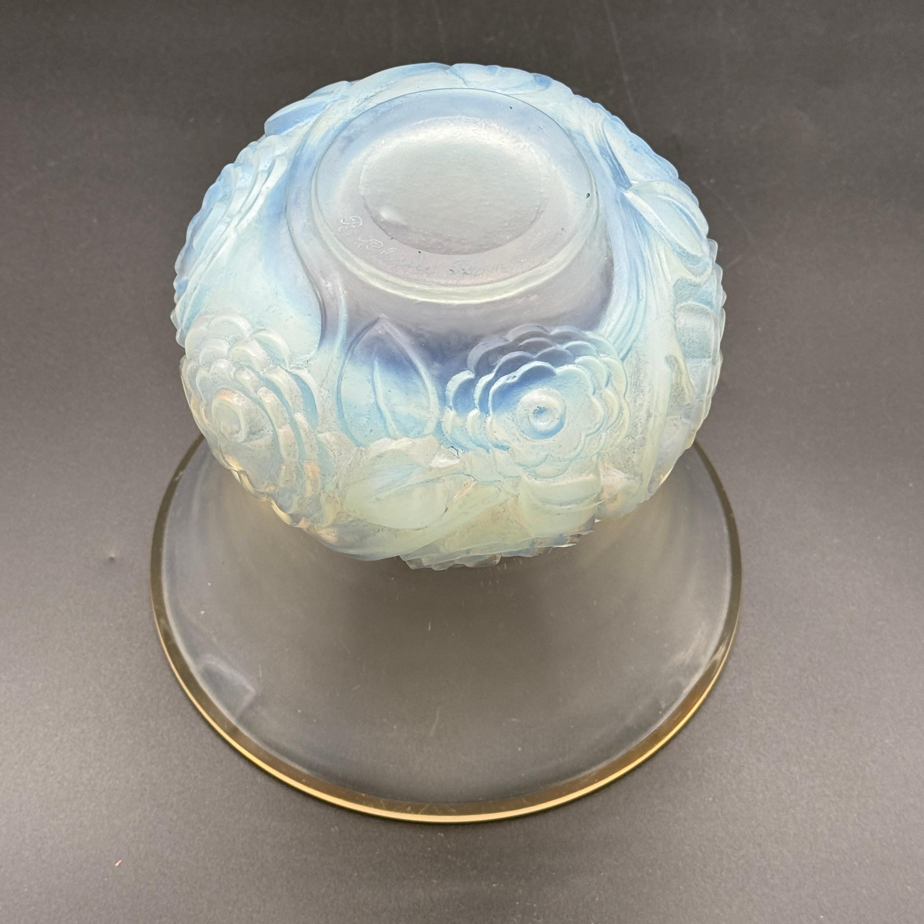 Un vaso R Lalique Renoncules in vetro opalescente in vendita 2