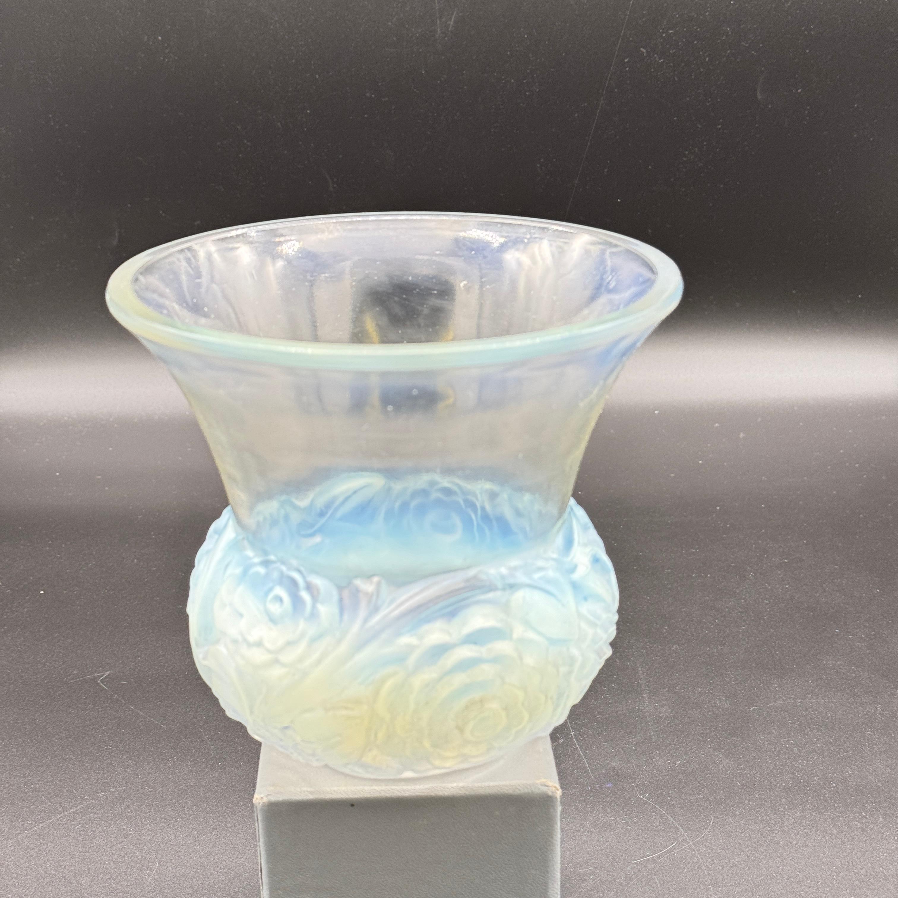 Il vaso Renoncules è stato realizzato nel 1930 in vetro bianco da R.Lalique.

Questo esemplare è in vetro opalescente con corpo trasparente.

Il vaso è firmato a mano con lettere scriptate.

È tipico dello stile Art Déco di  il Lalique  negli anni