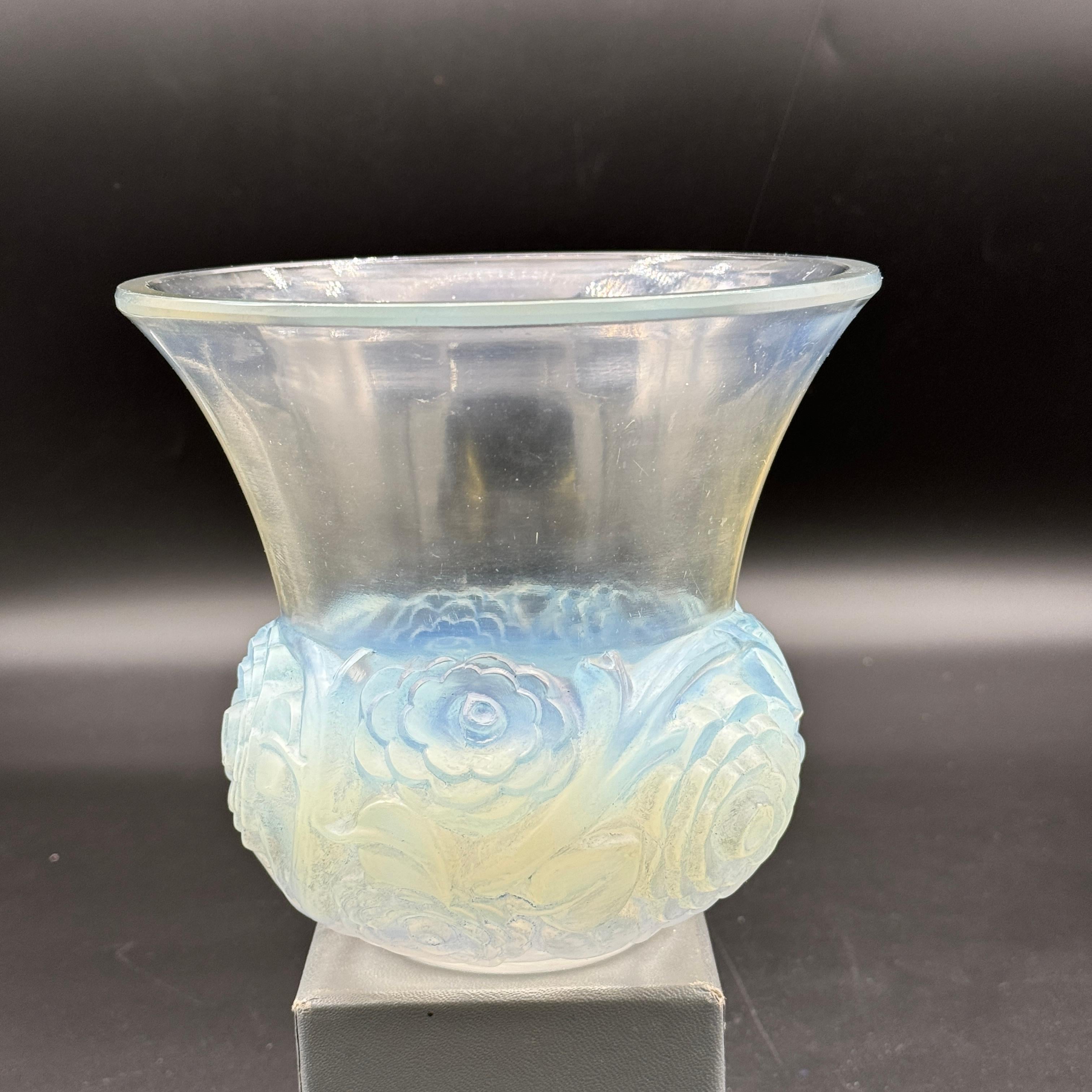 Art Déco Un vaso R Lalique Renoncules in vetro opalescente in vendita
