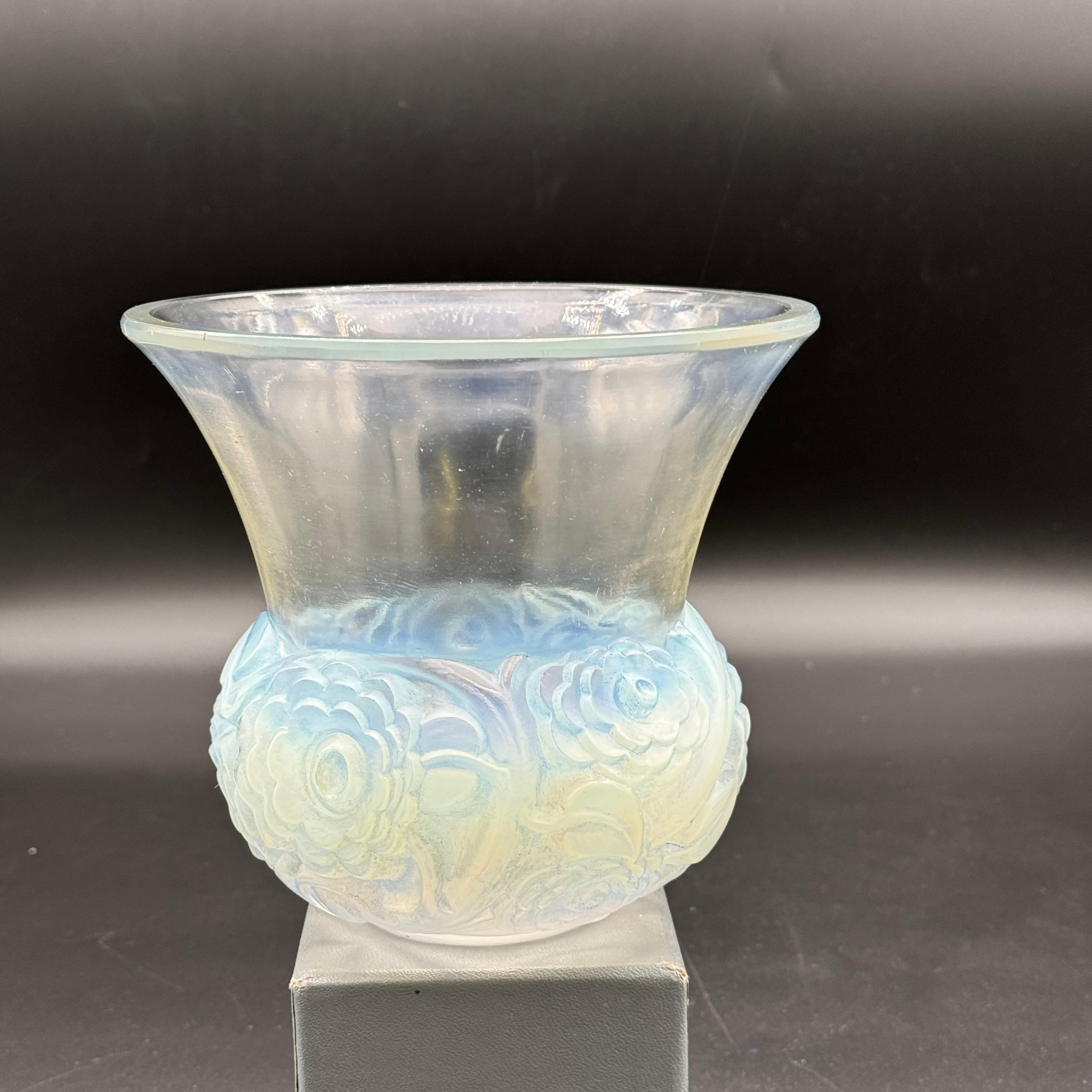 Francese Un vaso R Lalique Renoncules in vetro opalescente in vendita