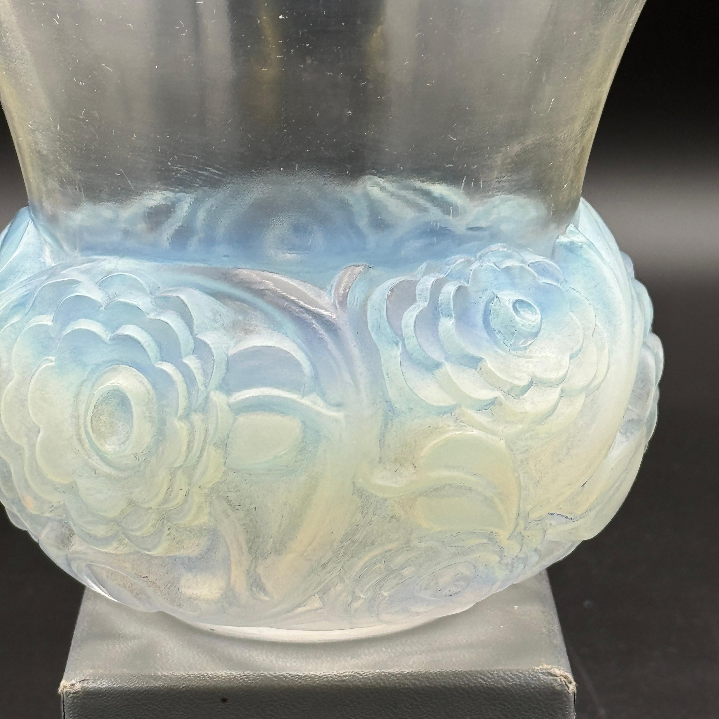 Stampato Un vaso R Lalique Renoncules in vetro opalescente in vendita