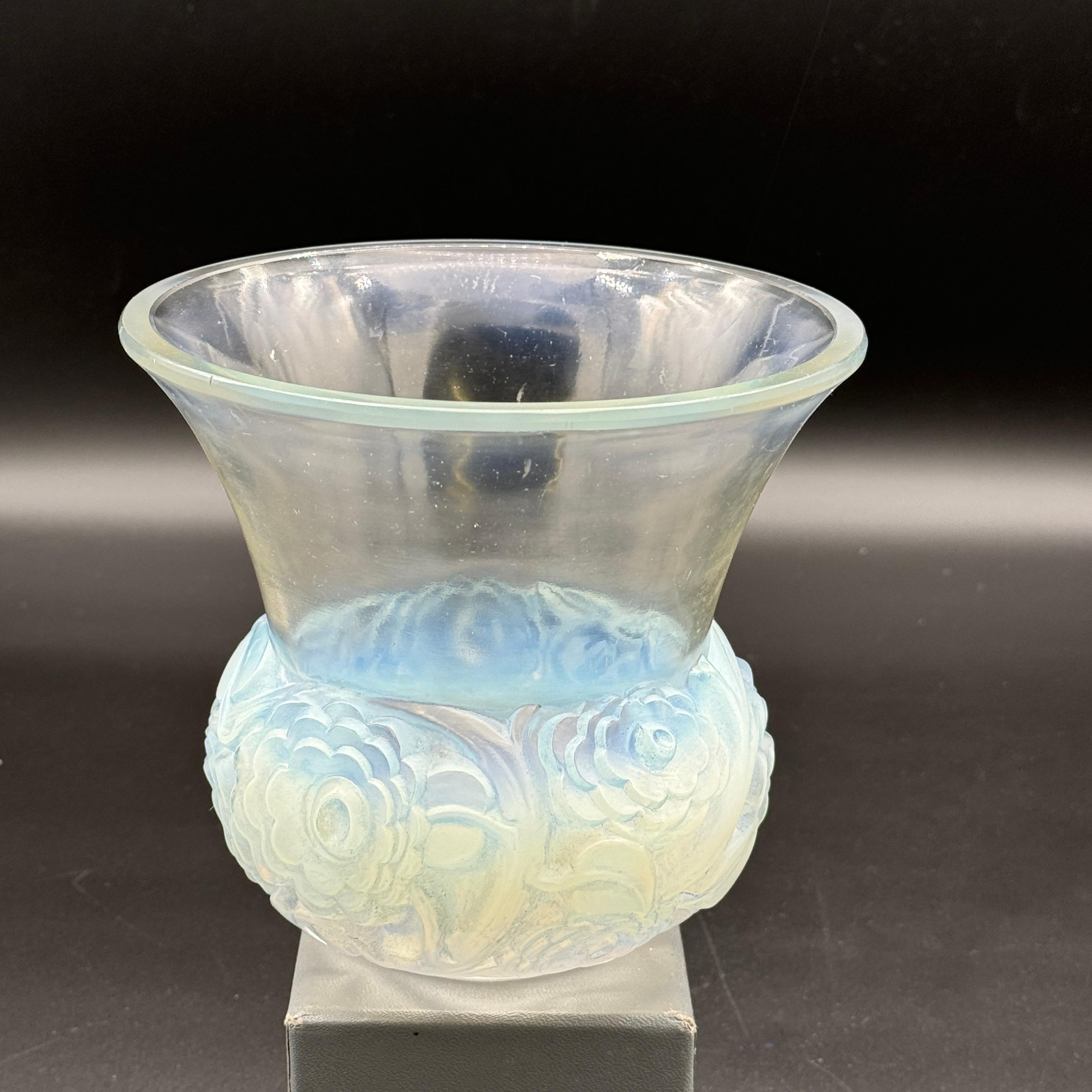 Un vaso R Lalique Renoncules in vetro opalescente In condizioni ottime in vendita a SAINT-OUEN-SUR-SEINE, FR