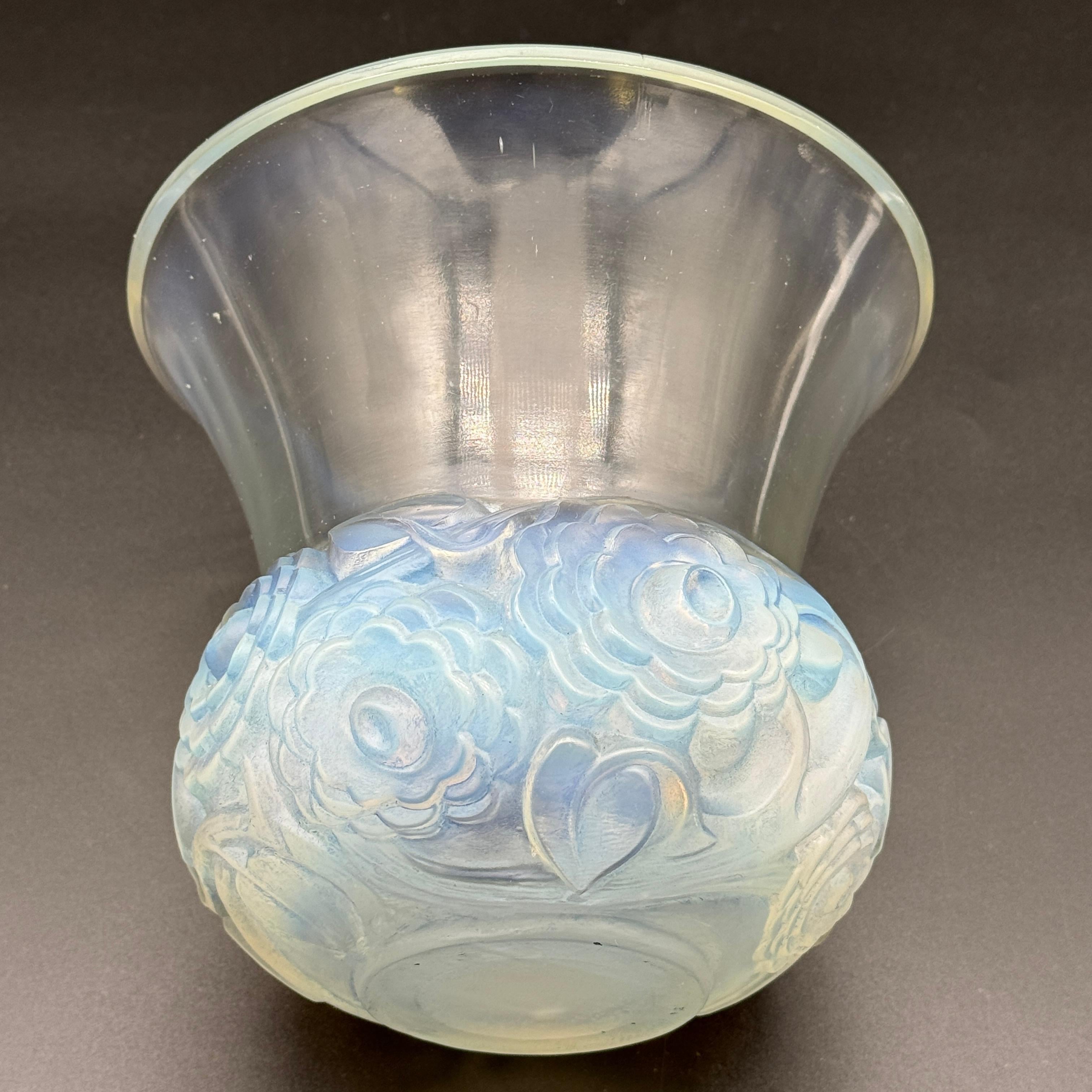 Metà XX secolo Un vaso R Lalique Renoncules in vetro opalescente in vendita