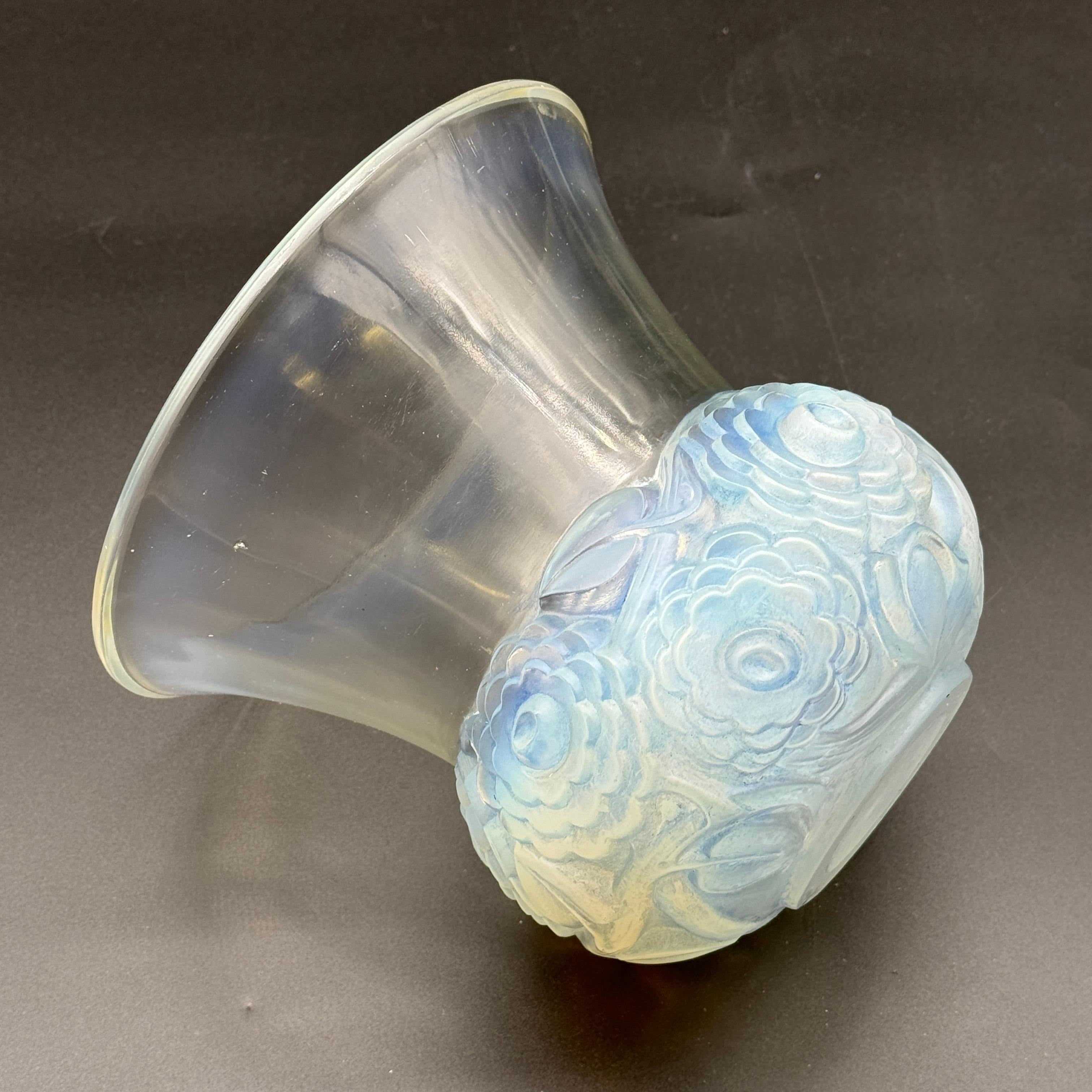 Vetro Un vaso R Lalique Renoncules in vetro opalescente in vendita