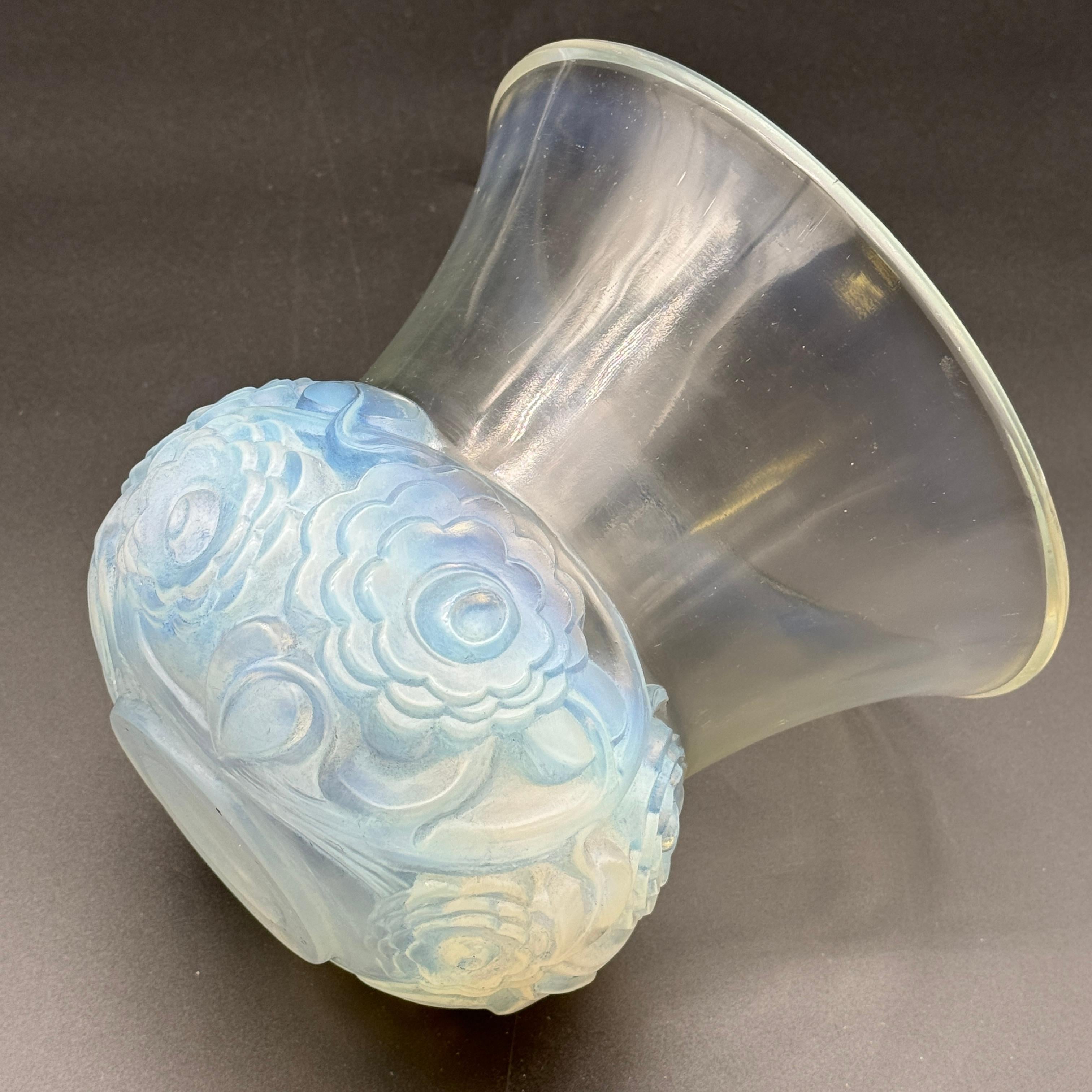 Un vaso R Lalique Renoncules in vetro opalescente in vendita 1