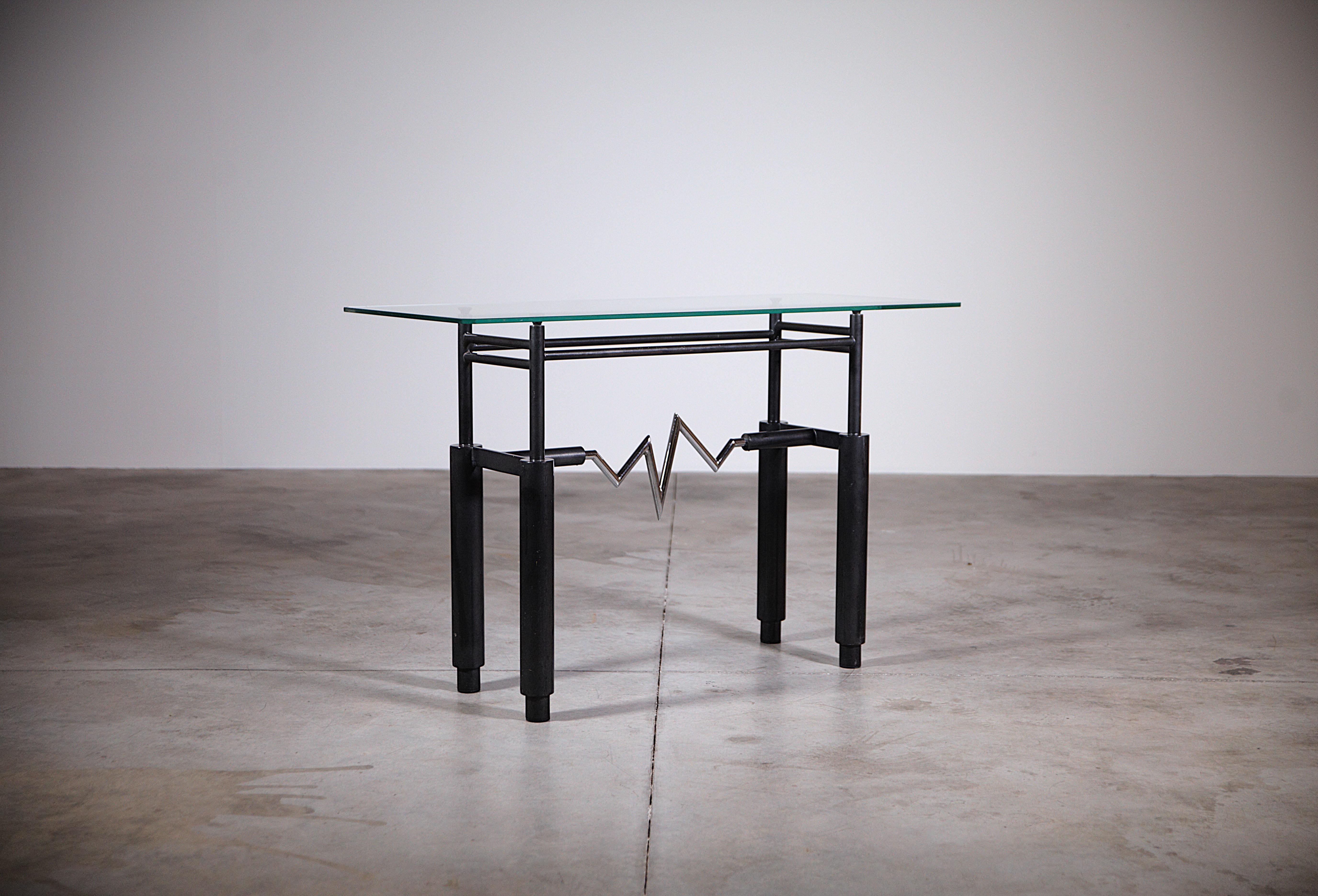 A console table by Leopold Gest France 1985.

Made in small number pieces.

Typical design from the 80s.

Colors : Dark Grey / Black

In good condition, small trace of use.