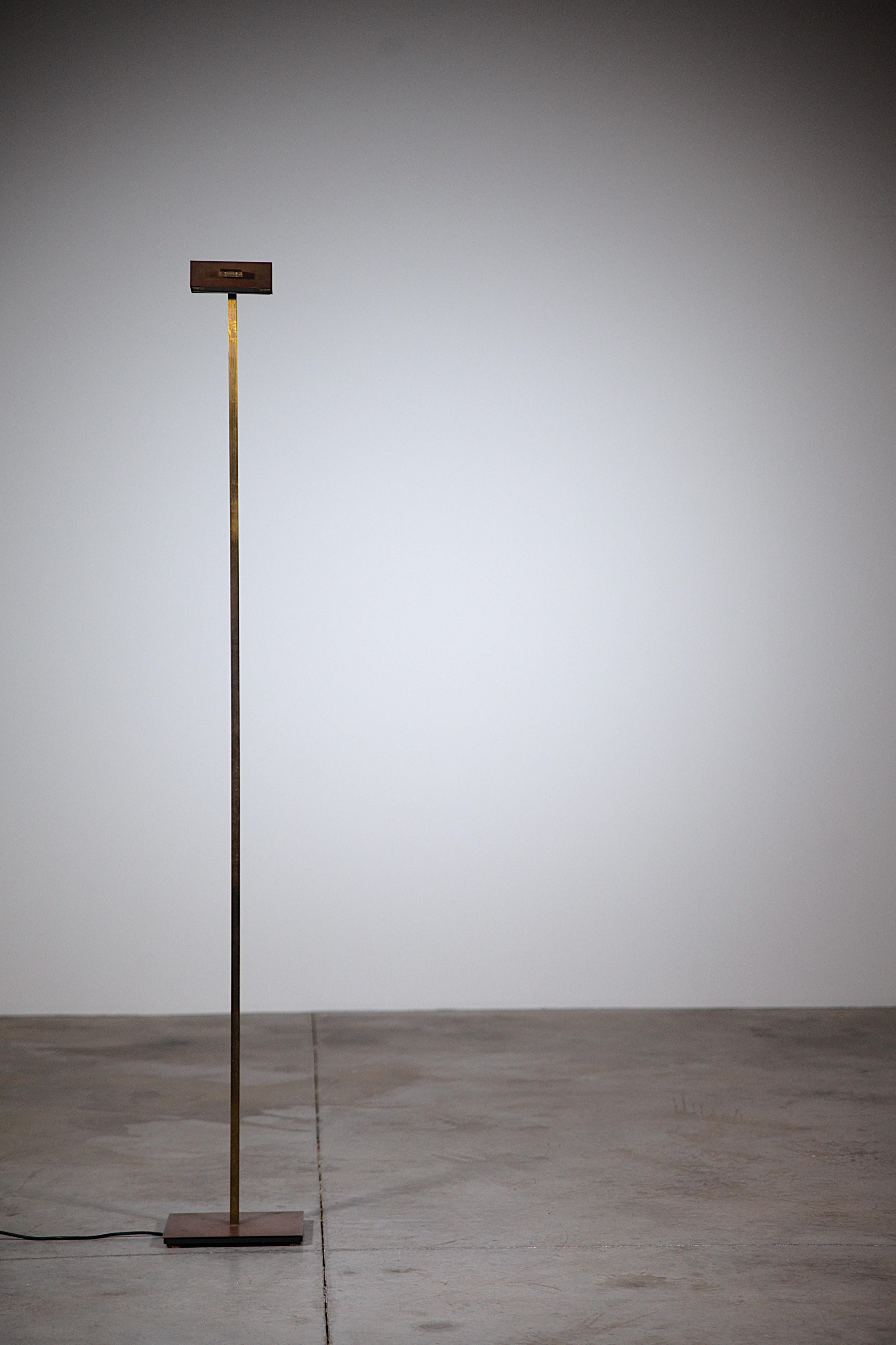 Una lámpara de pie minimalista y elegante de Mauro Marzollo Italia años 80.

Muy buena pátina de latón.

Un trozo de plexiglás permite dirigir la luz.

Luz halógena regulable.